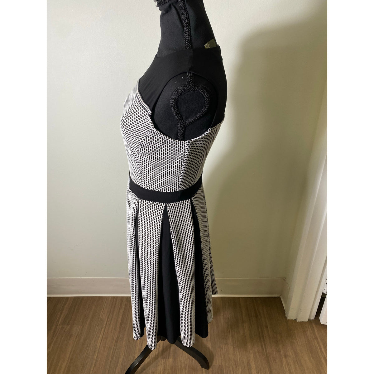 Taylor Sz 2 Black White Sleeveless Mixed Media Midi Dress Sz 2