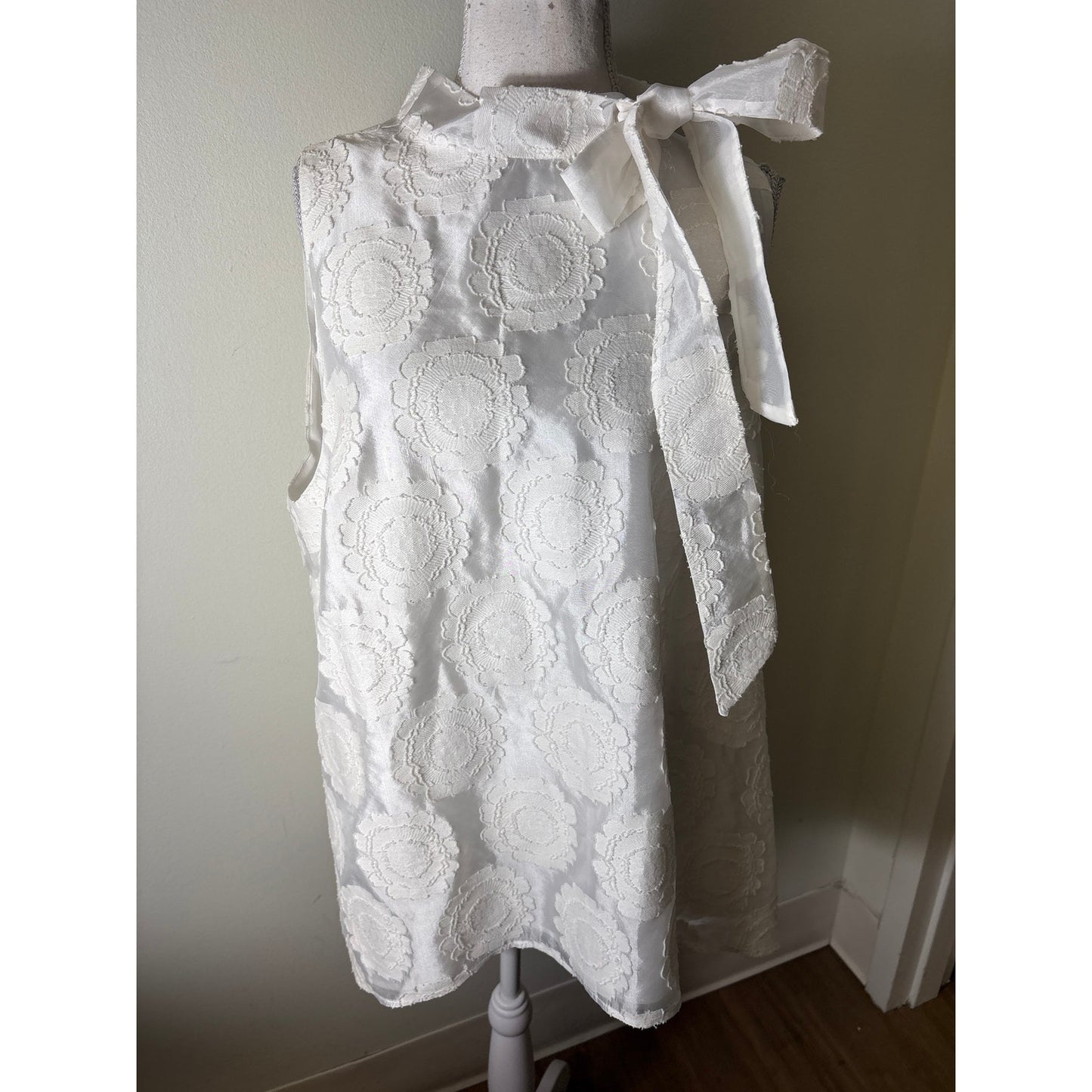 Pearl by Lela Rose White Applique Mock Neck Sleeveless Top Sz L