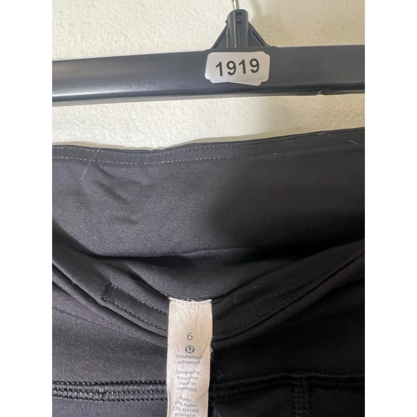 Lululemon Black Capri Athletic Leggings with Mesh Detailing on Calves Sz 6