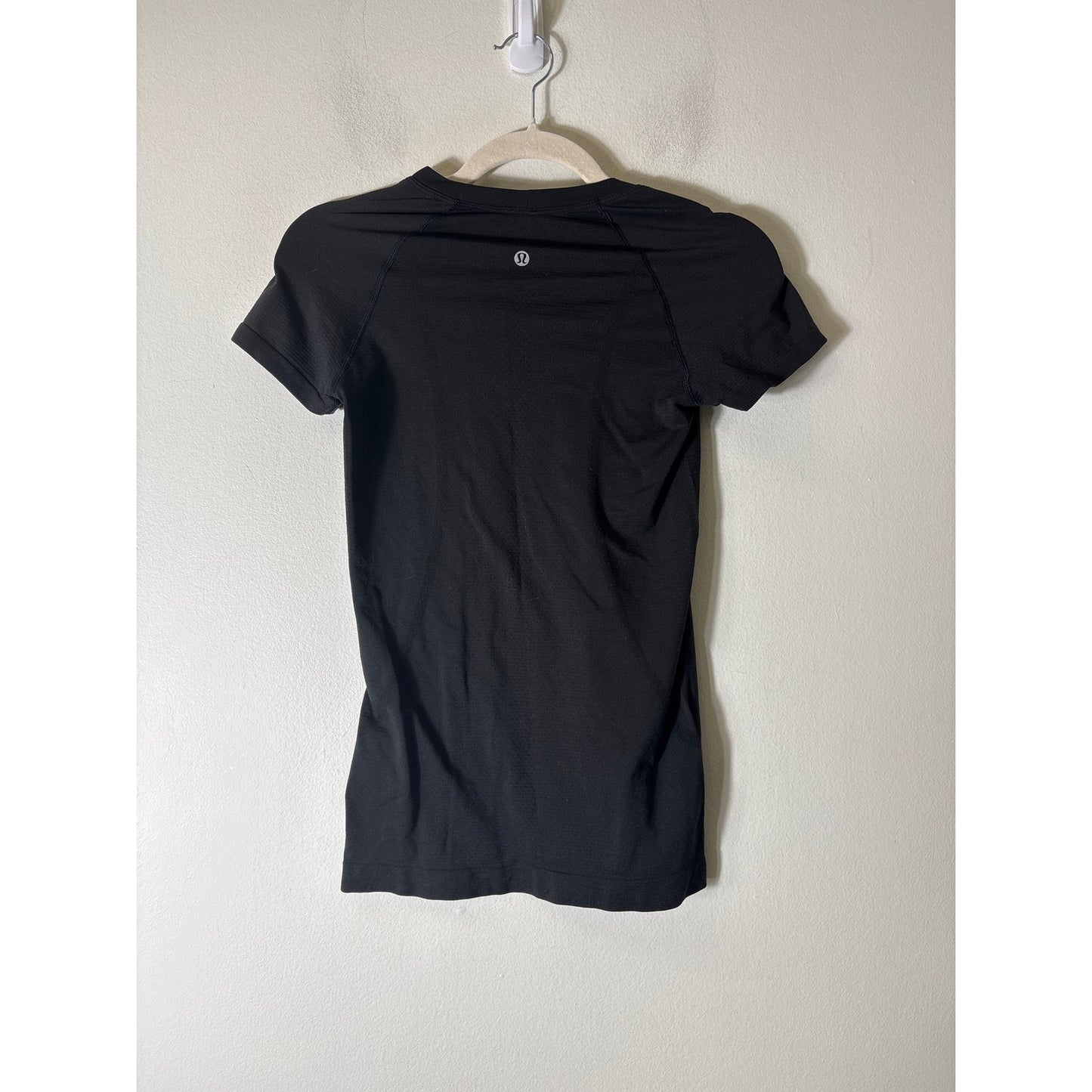 Lululemon Black Short Sleeve Athletic Top Sz 4
