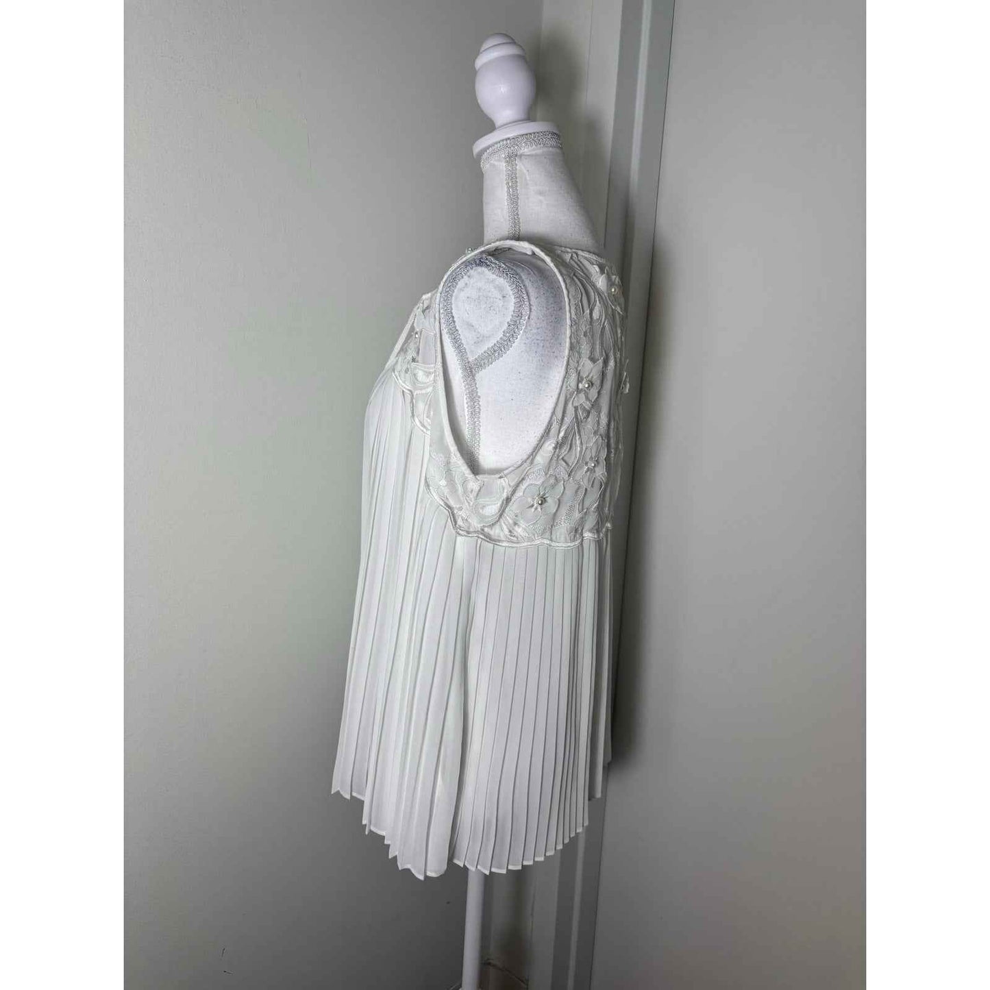 NWT Alice + Olivia White Sleeveless Pleated Beaded Top Sz M