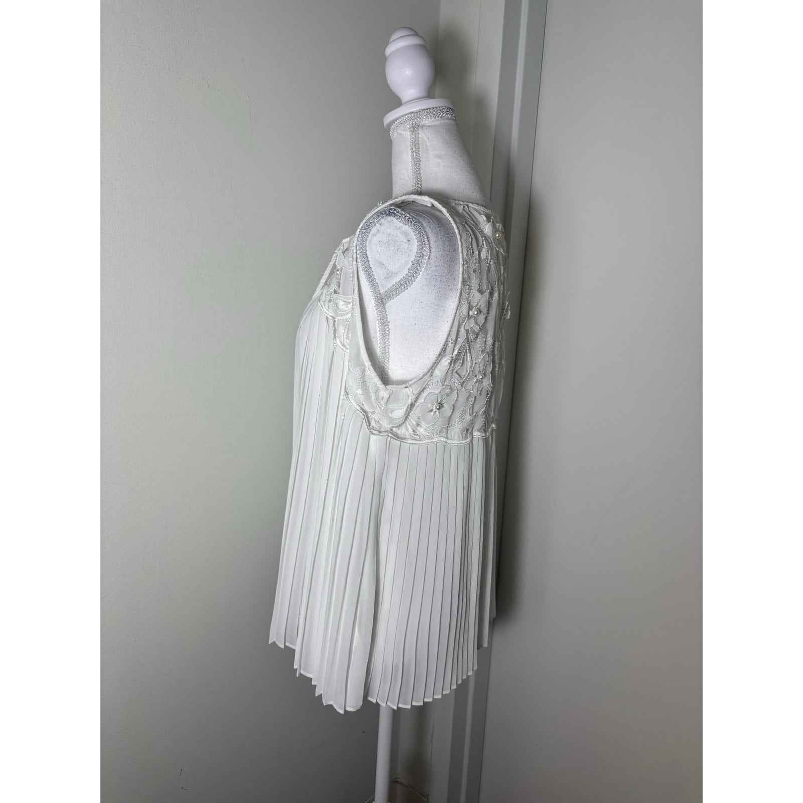 NWT Alice + Olivia White Sleeveless Pleated Beaded Top Sz M
