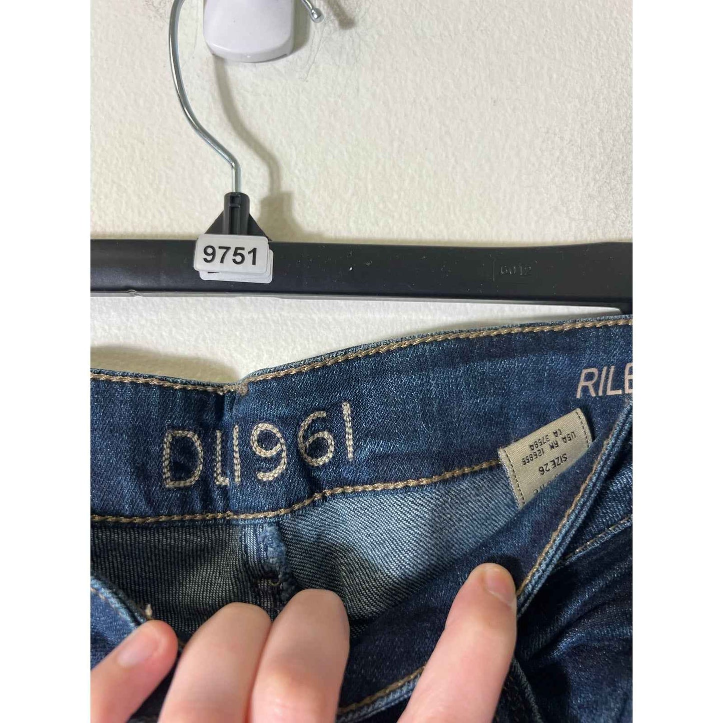 DL1961 Riley Boyfriend Ripped/ Vintage look Jeans Sz 26