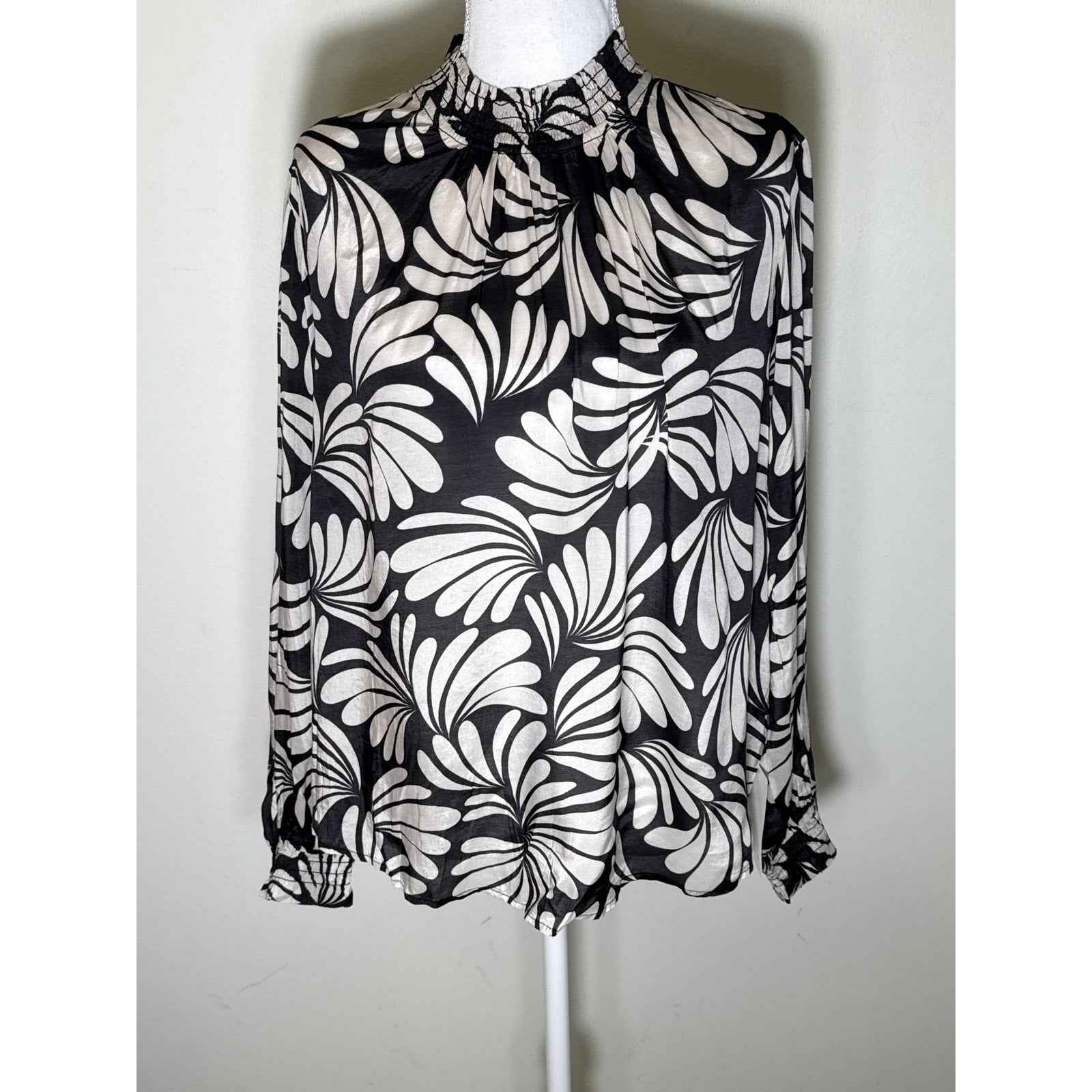 NWT Velvet Black/Cream Mock Neck Top SzM