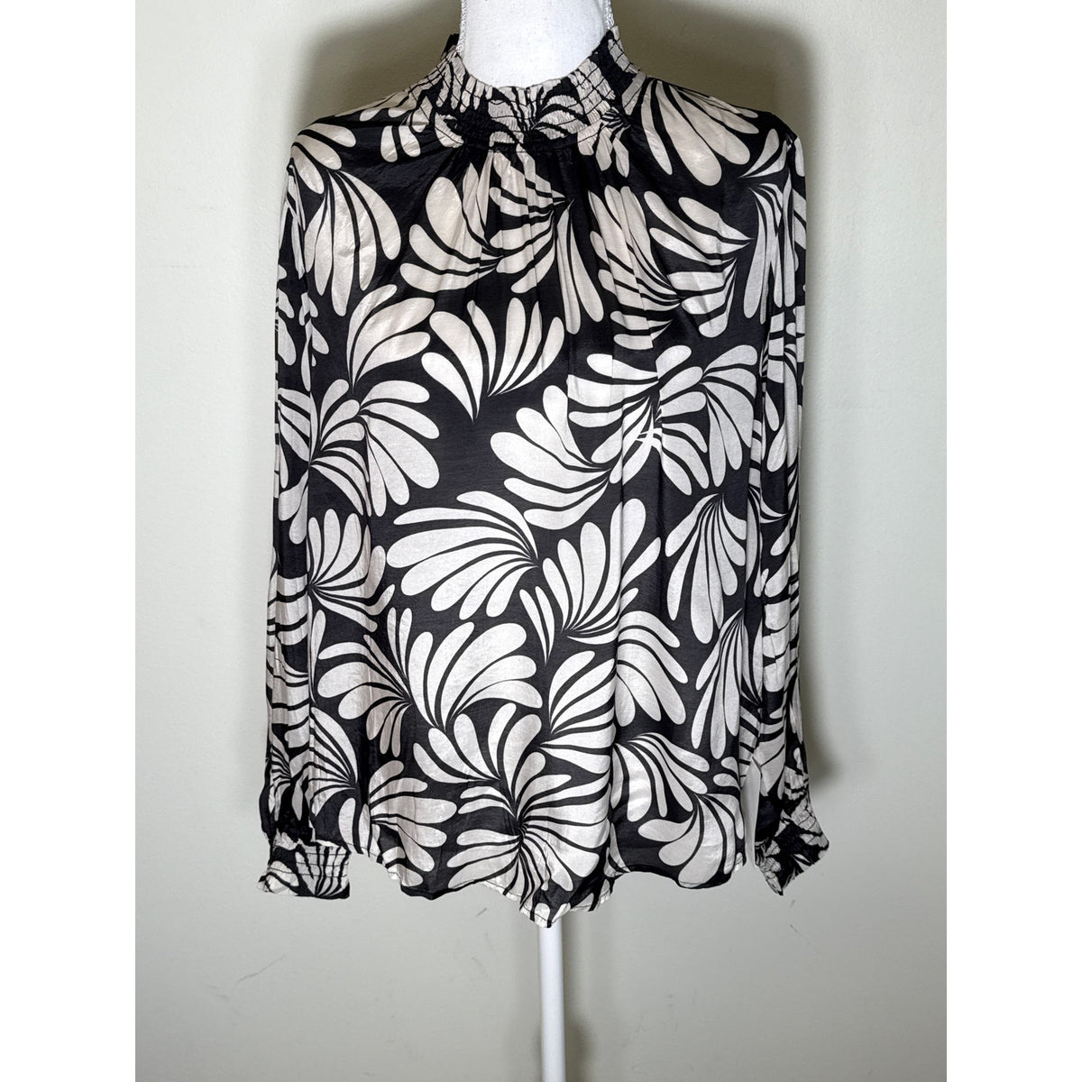 NWT Velvet Black/Cream Mock Neck Top SzM