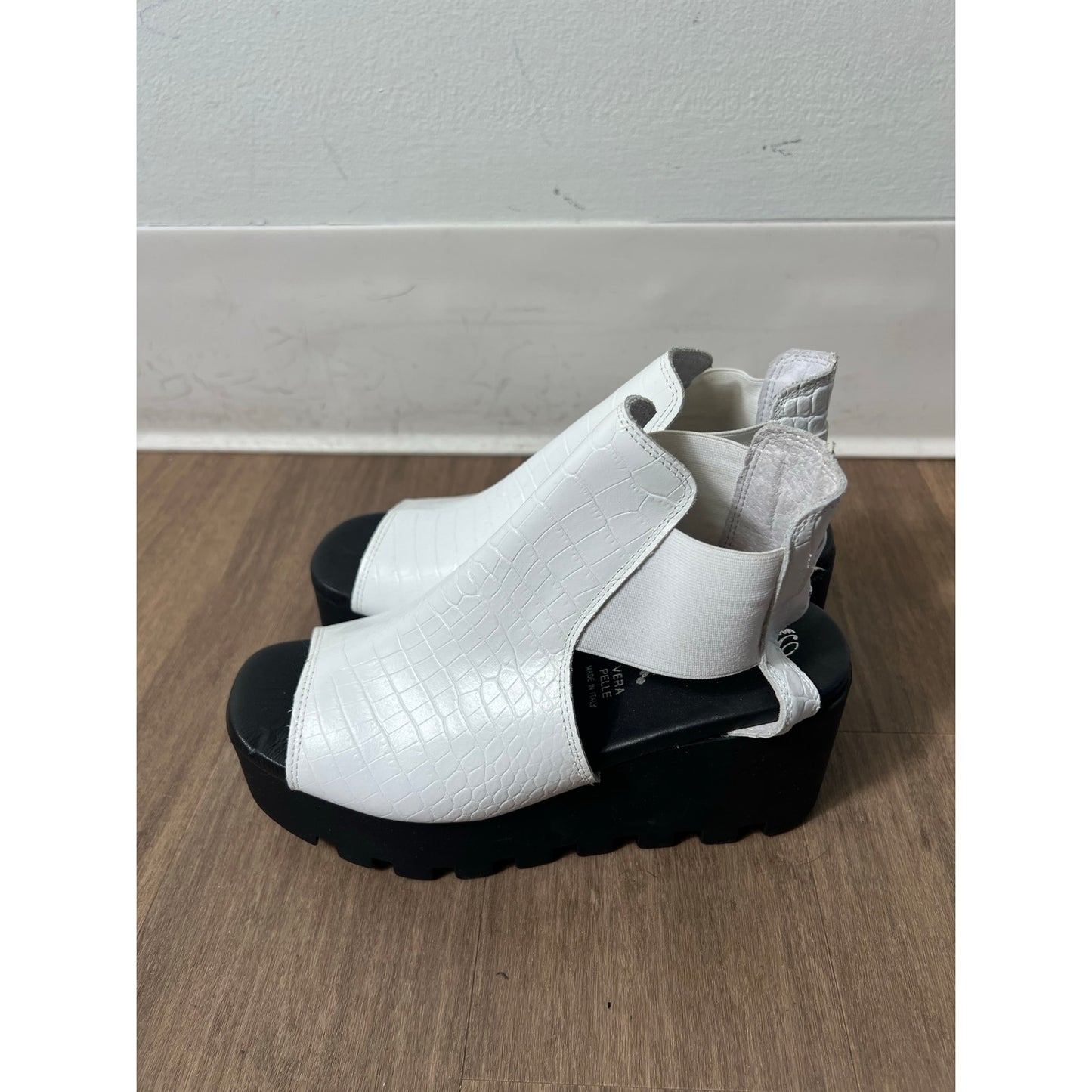 Piampiani Vera Pelle Italian Lug Sole White Stacked Peeptoe Sandals Sz 37 (6.5)