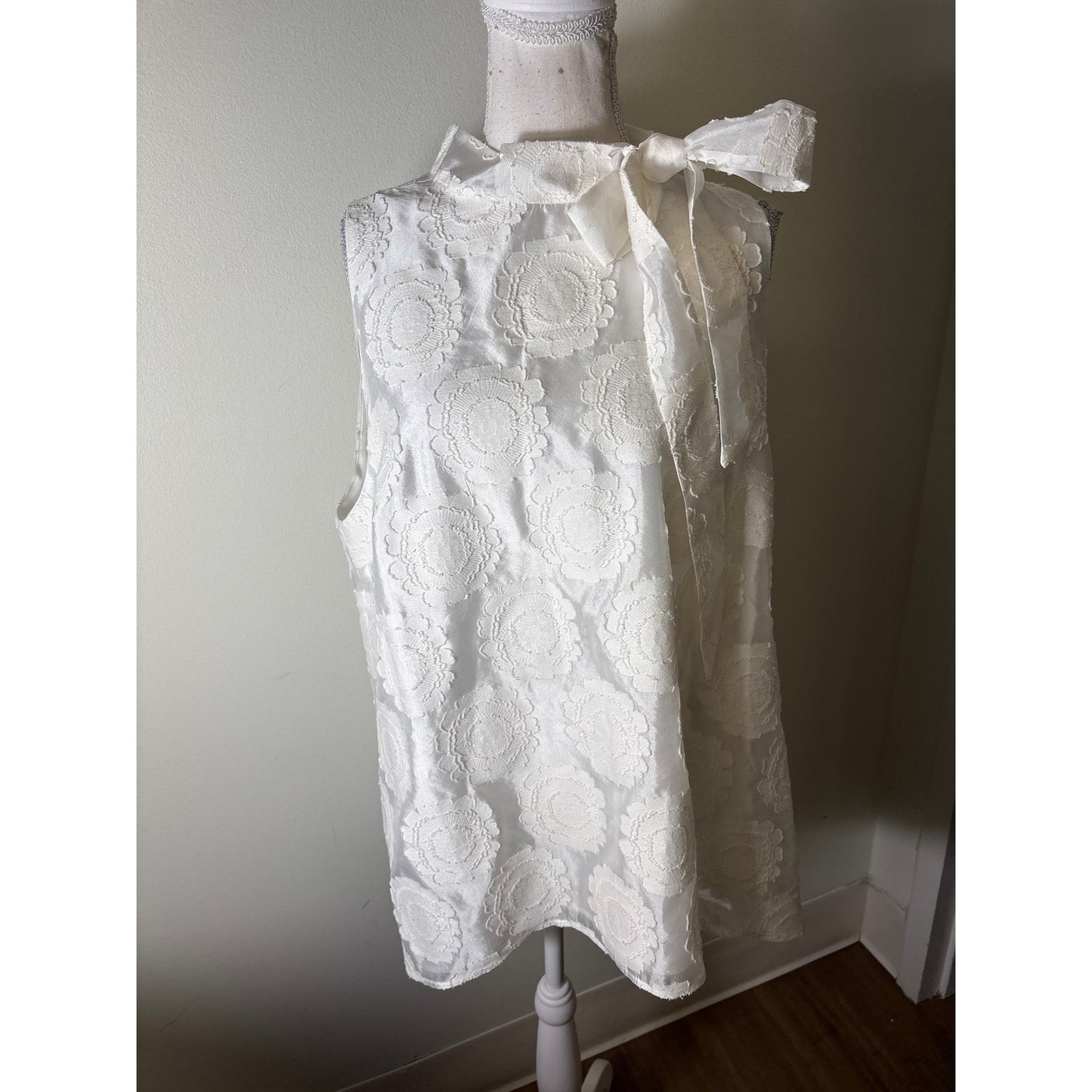 Pearl by Lela Rose White Applique Mock Neck Sleeveless Top Sz L