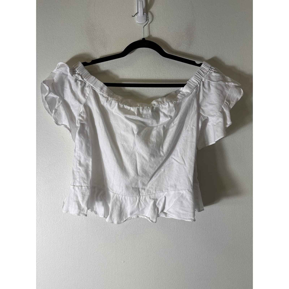 BCBG White Off The Shoulder Flutter Sleeve Ruffle Top Sz M