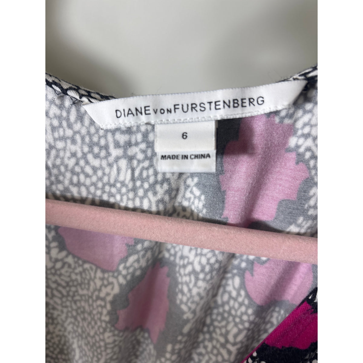Diane Von Furstenberg Black Fushia Sleeveless Faux Wrap Above the Knee Dress Sz 6
