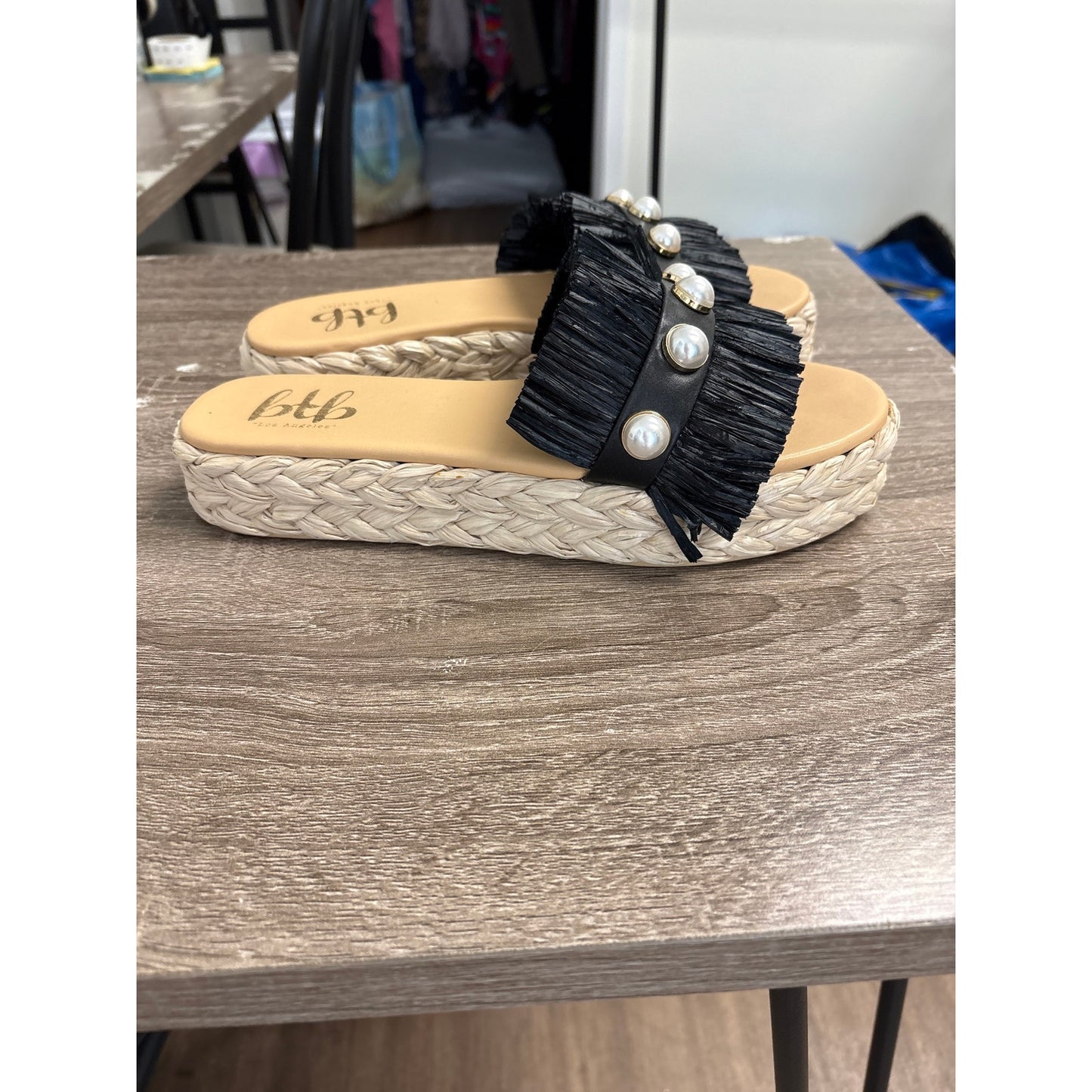 btb Los Angeles Black Raffia With Pearl Slides Sz 8.5