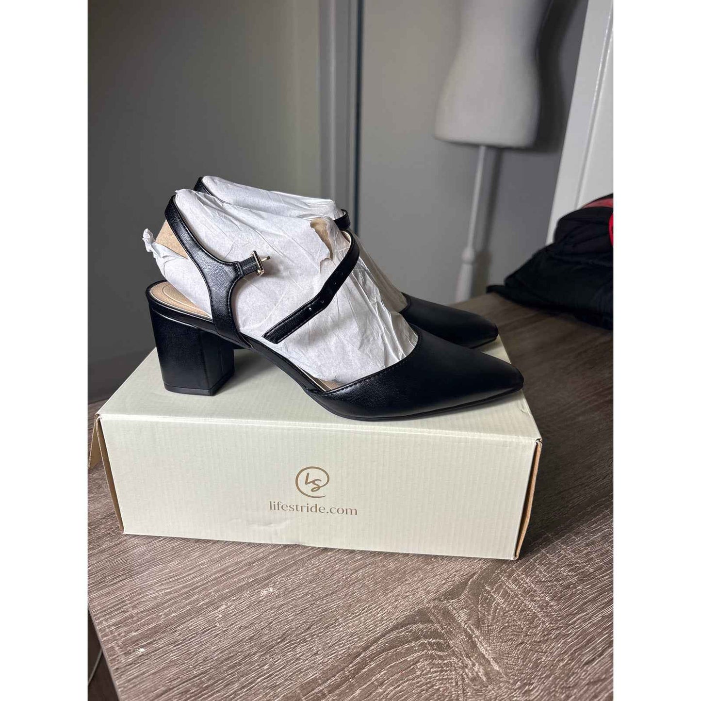 NIB Lifestride w/ Soft System Black Closed Toed Dance Shoe with 2.5" Heel Sz 7.5