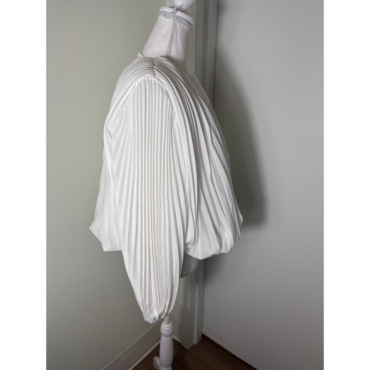 Callas White Long Sleeve Pleated Bubble Top Sz 42