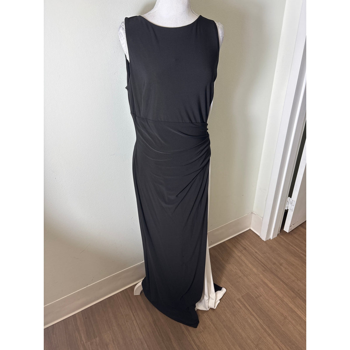 NWT Lauren Ralph Lauren Sleeveless Black and White Floor Length Gown Sz 12