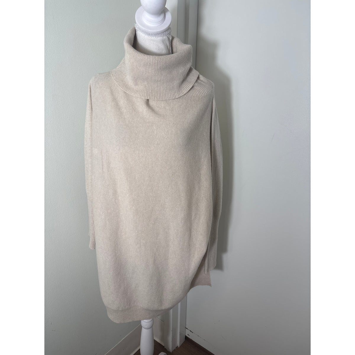 Highlands NC Cream Cashmere Oversize Turtuleneck One size