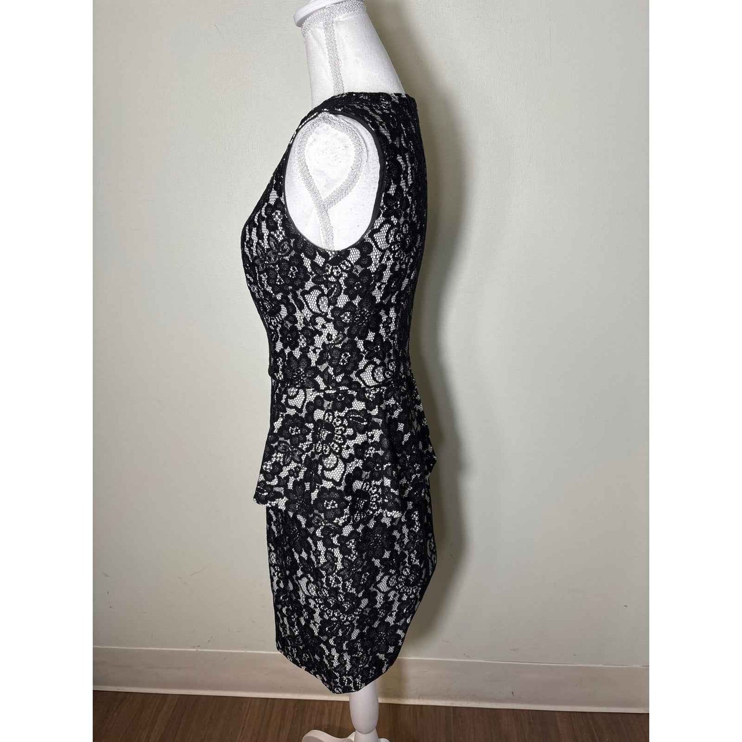 Shoshanna White Black Lace Peplum Knee Length Sleeveless Dress Sz 4