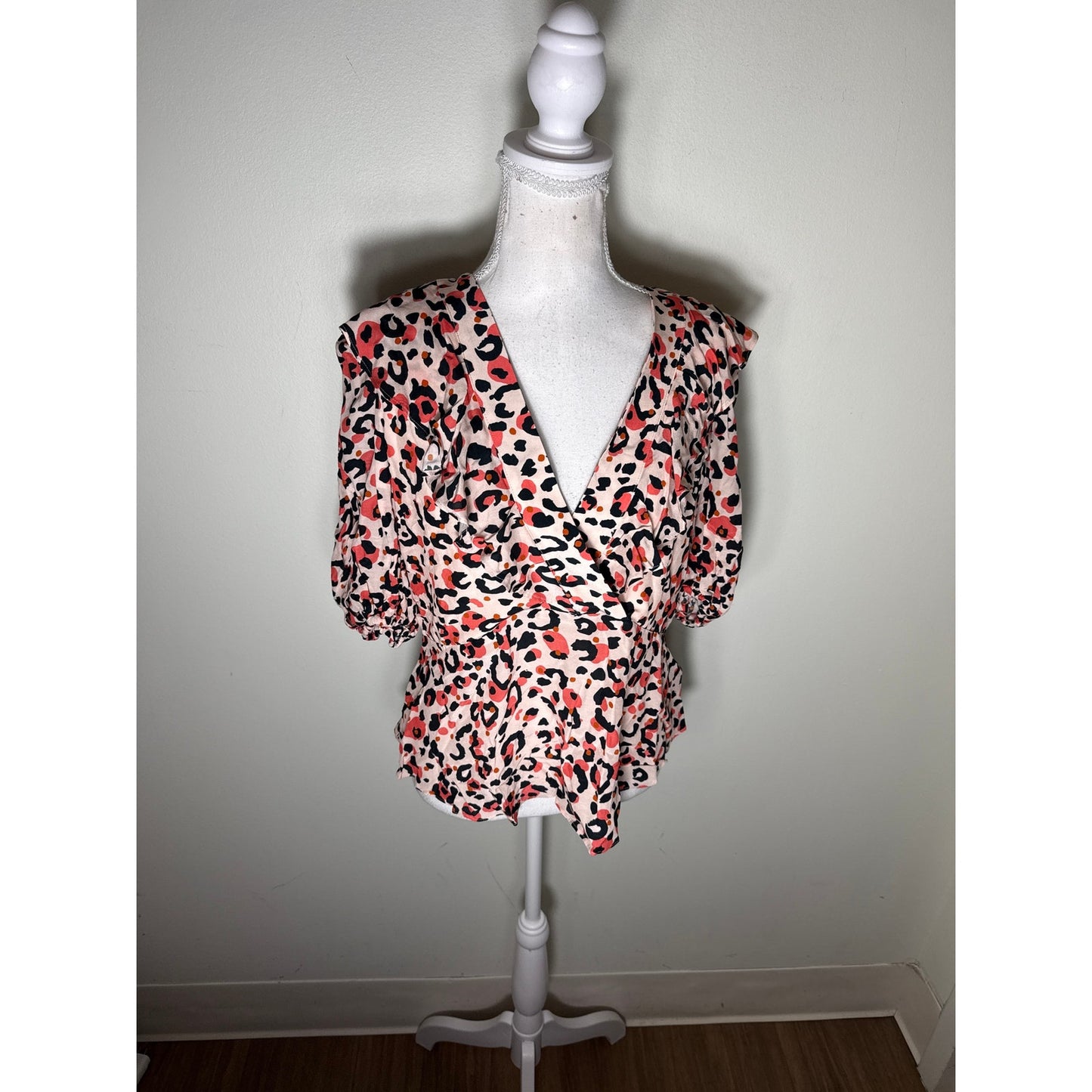 NWT Ted Baker London Pink Cheetah Print Half Sleeve V-Neck Sz 1