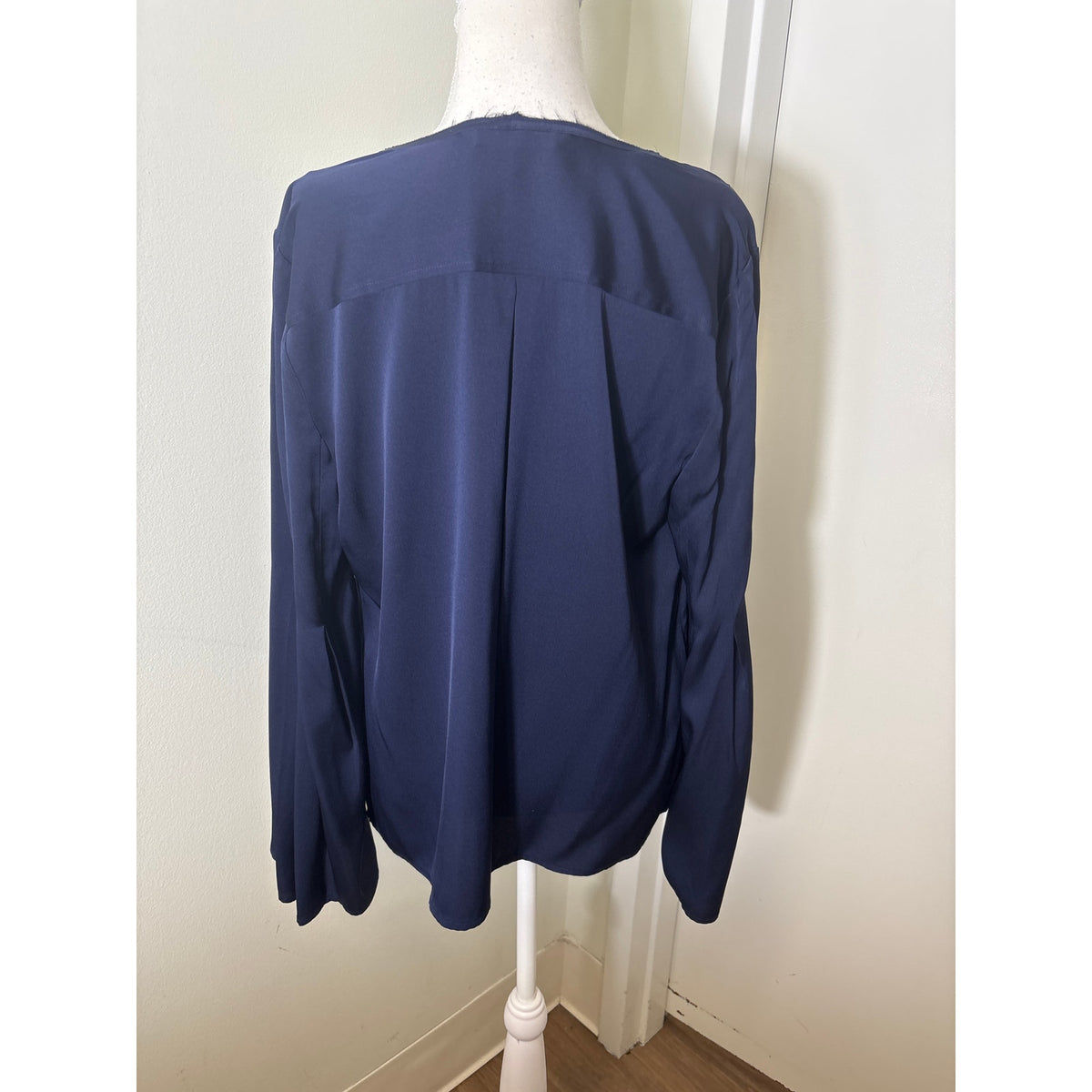 Trina Turk Navy V Neck Flowy Blouse Sz L