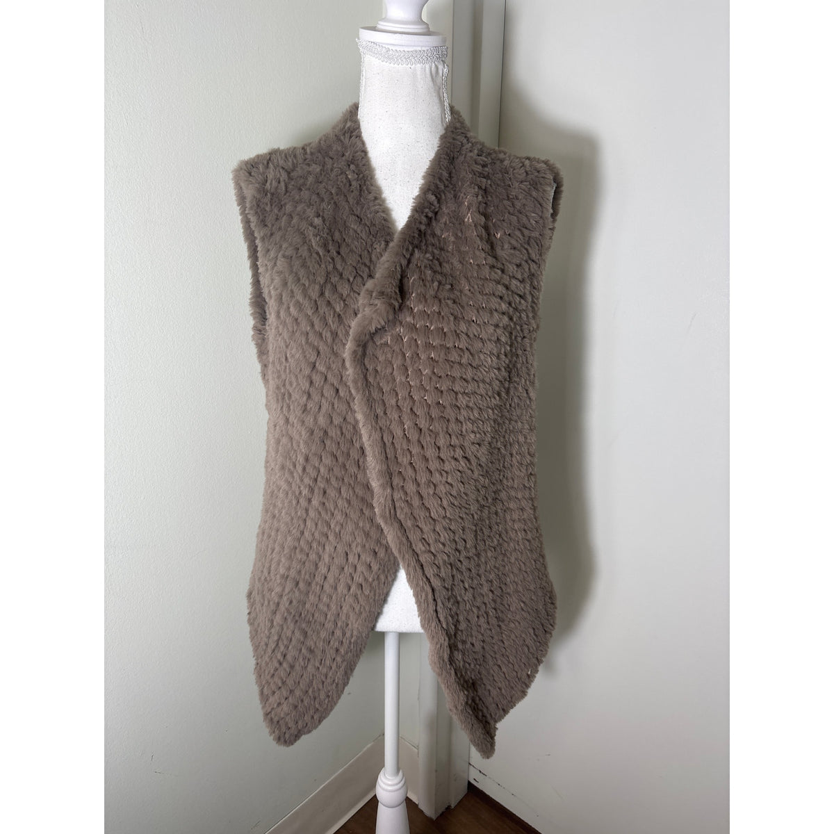 Dolce Cabo Grayish Tan Faux Fur Sleeveless Vest Sz M