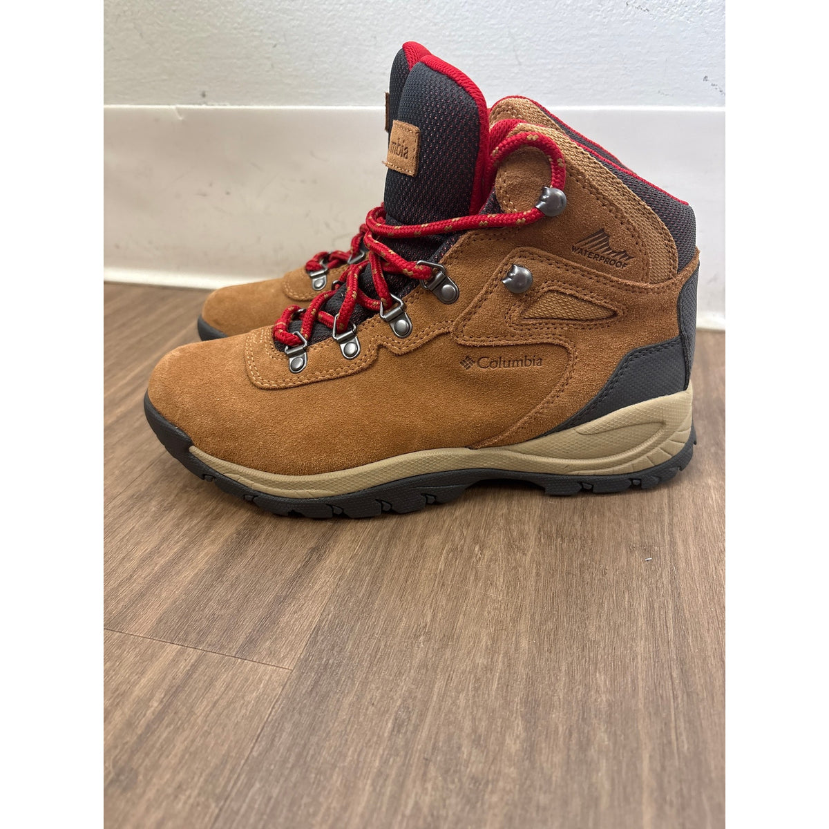 NWOB Columbia Red Trim Brown Waterproof Suede Hiking Boots Sz 8