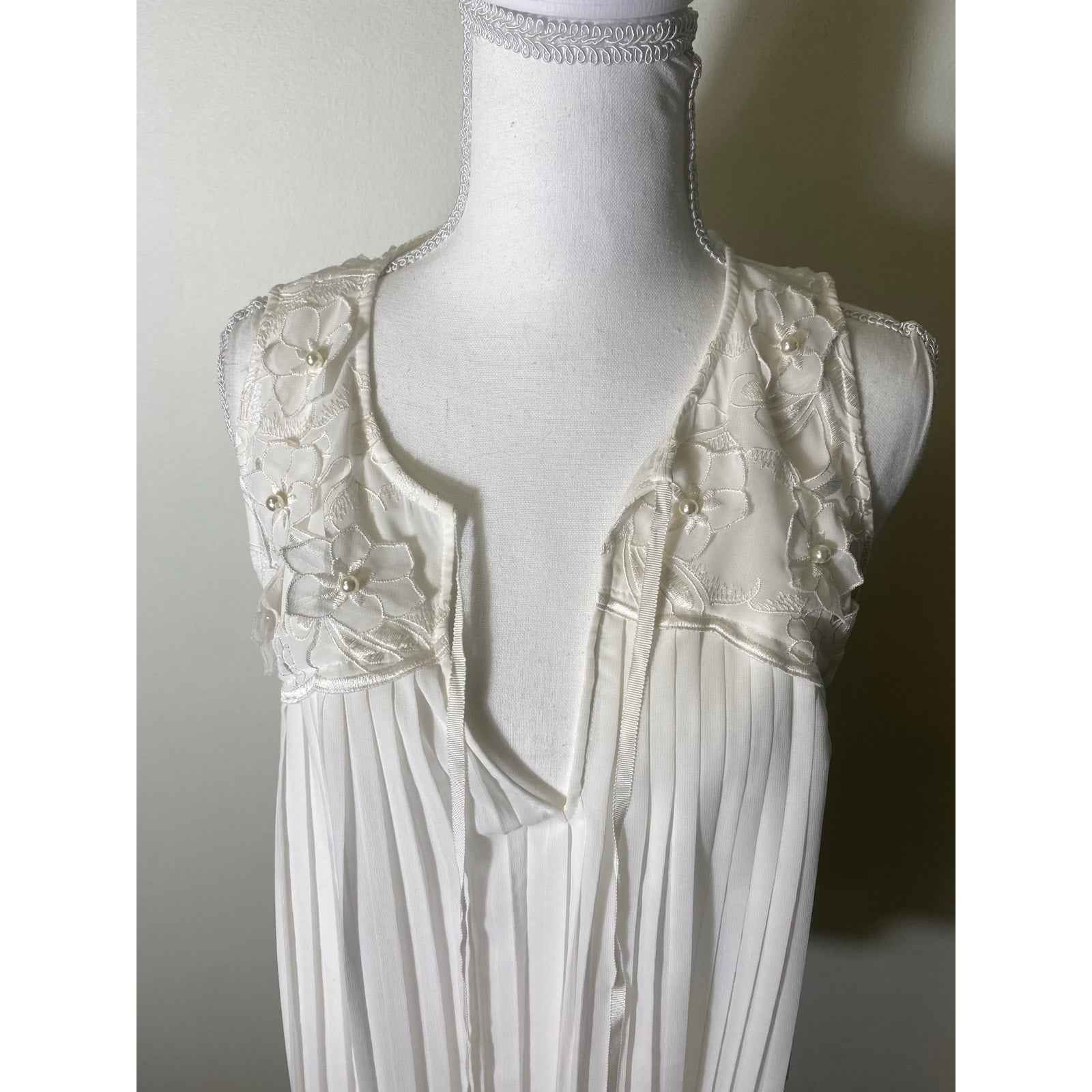 NWT Alice + Olivia Off White Sleeveless Pleated Blouse Sz M
