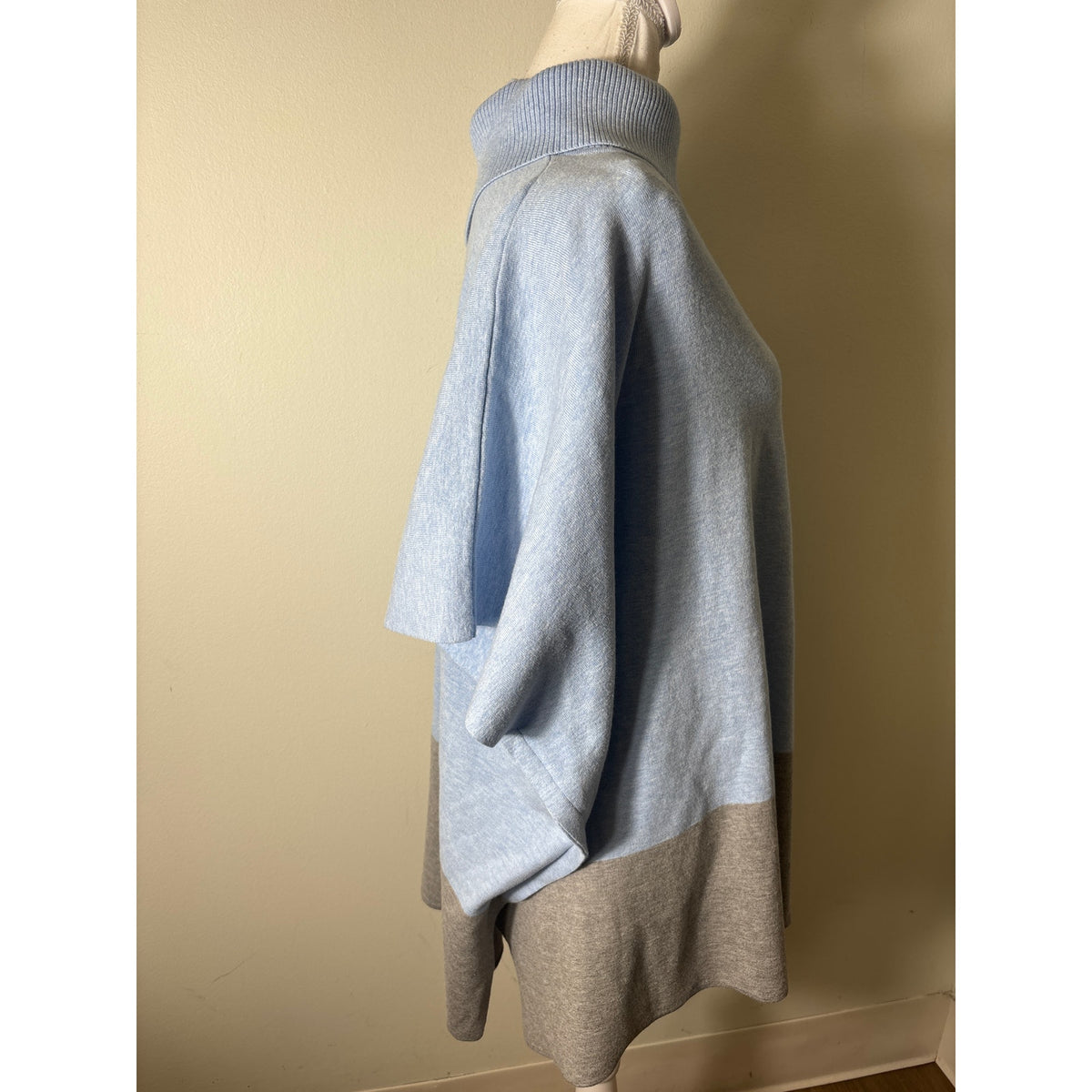 J'Envie New York Light Blue and Gray Color Block Knit Poncho Style Top Sz 1