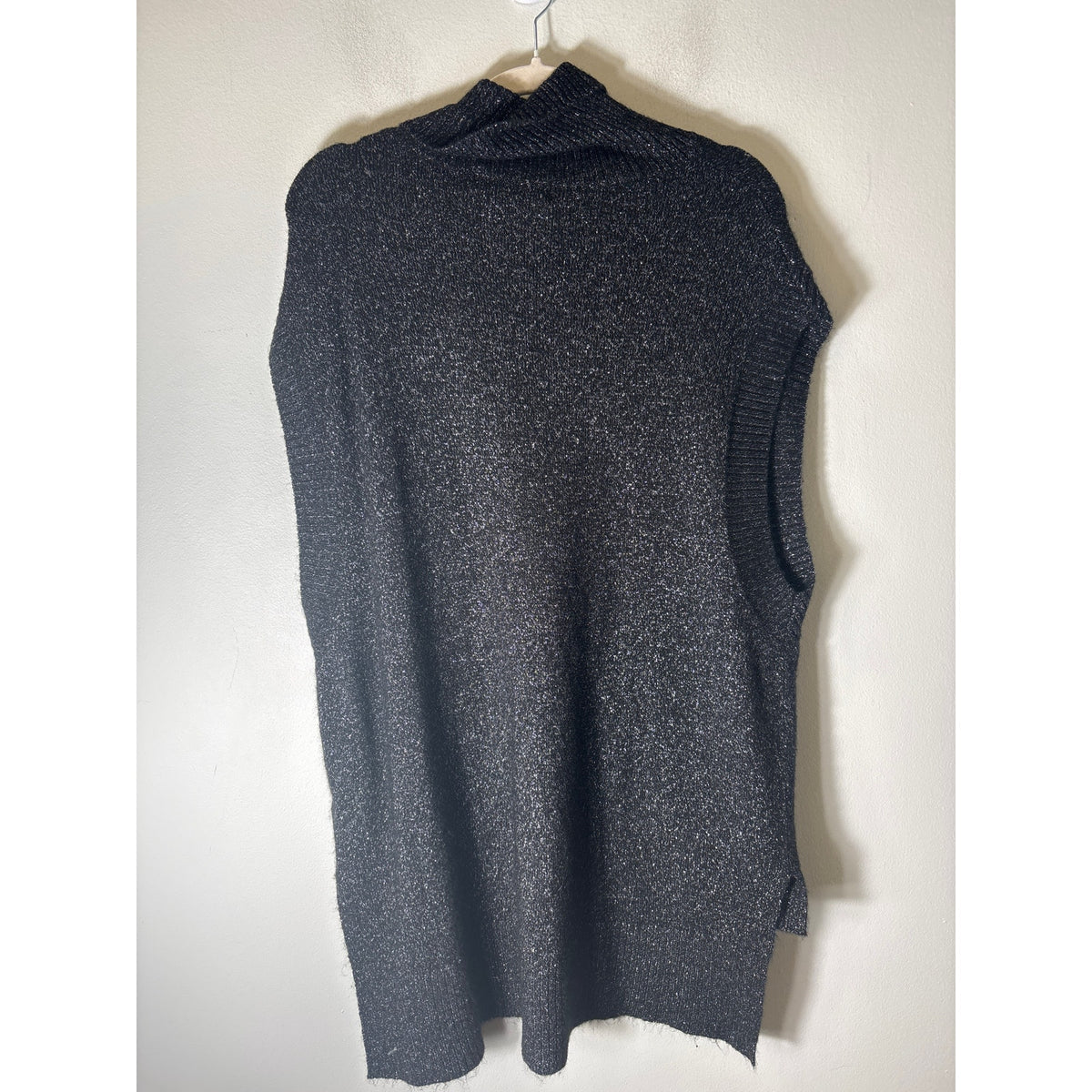 Fabrik Black with Silver Thread Sleeveless Turtleneck Sz M/L