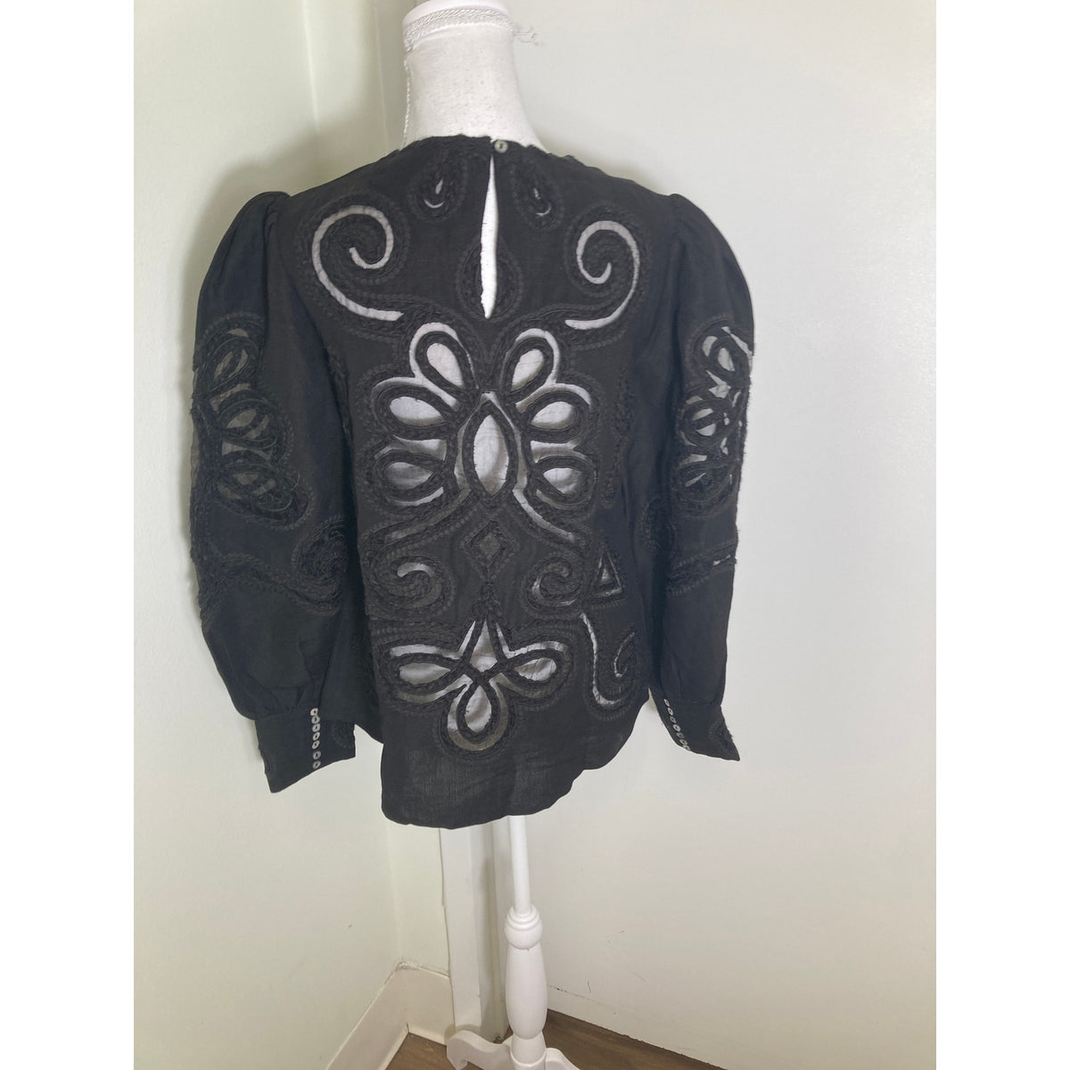 V.DE.Vinster Black Embroidered Top Sz s