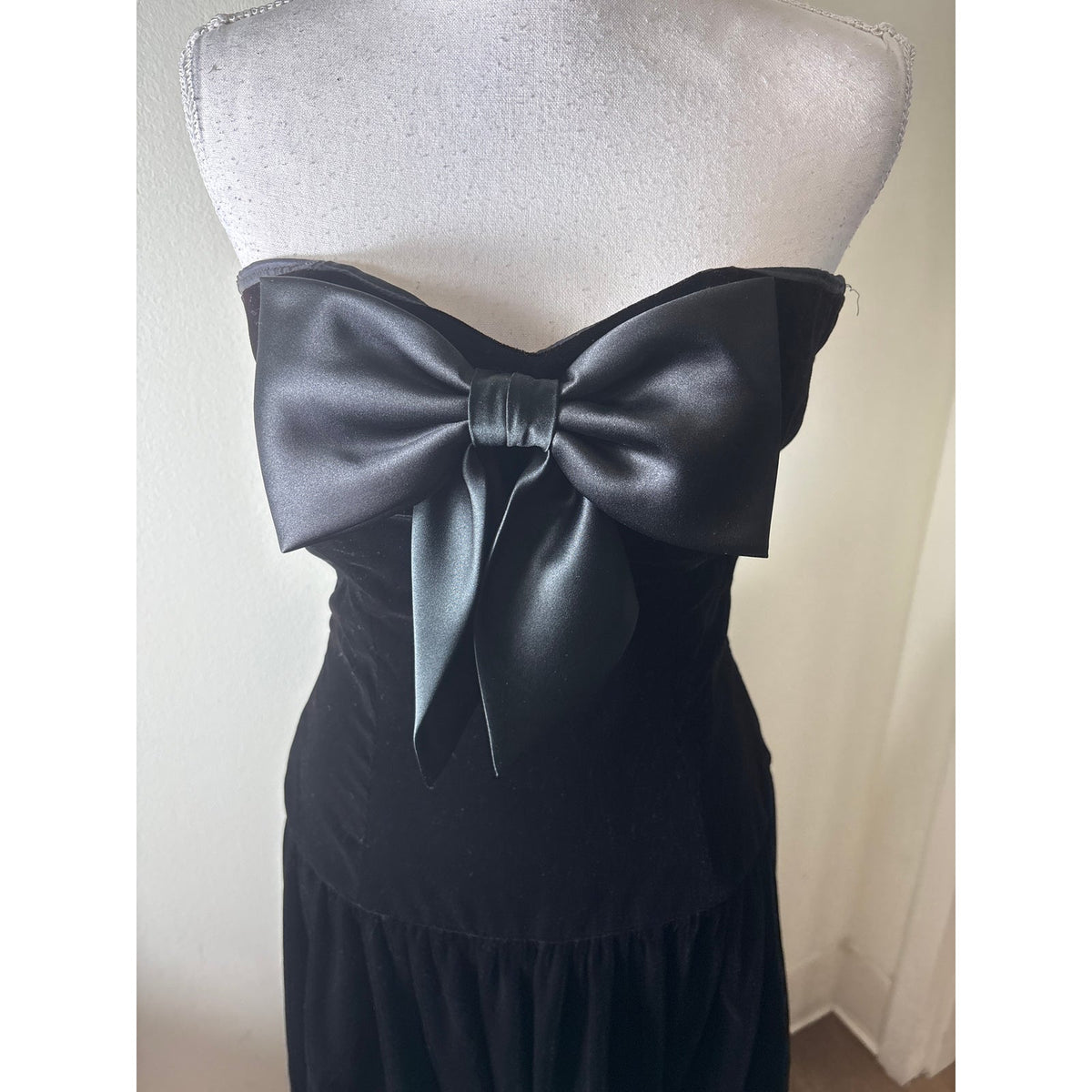 Maggy Boutique Black Velvet Front Bow Strapless Dress Sz 4