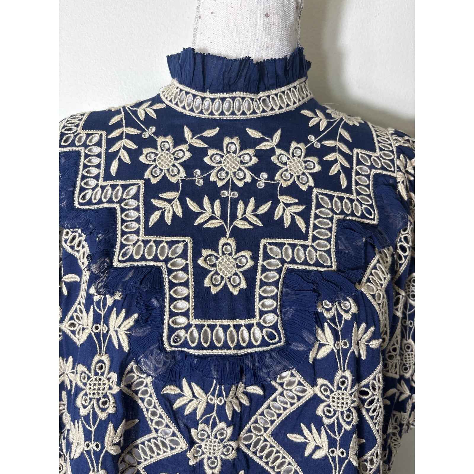 Sea NY Navy and Cream Eyelet Top Sz M