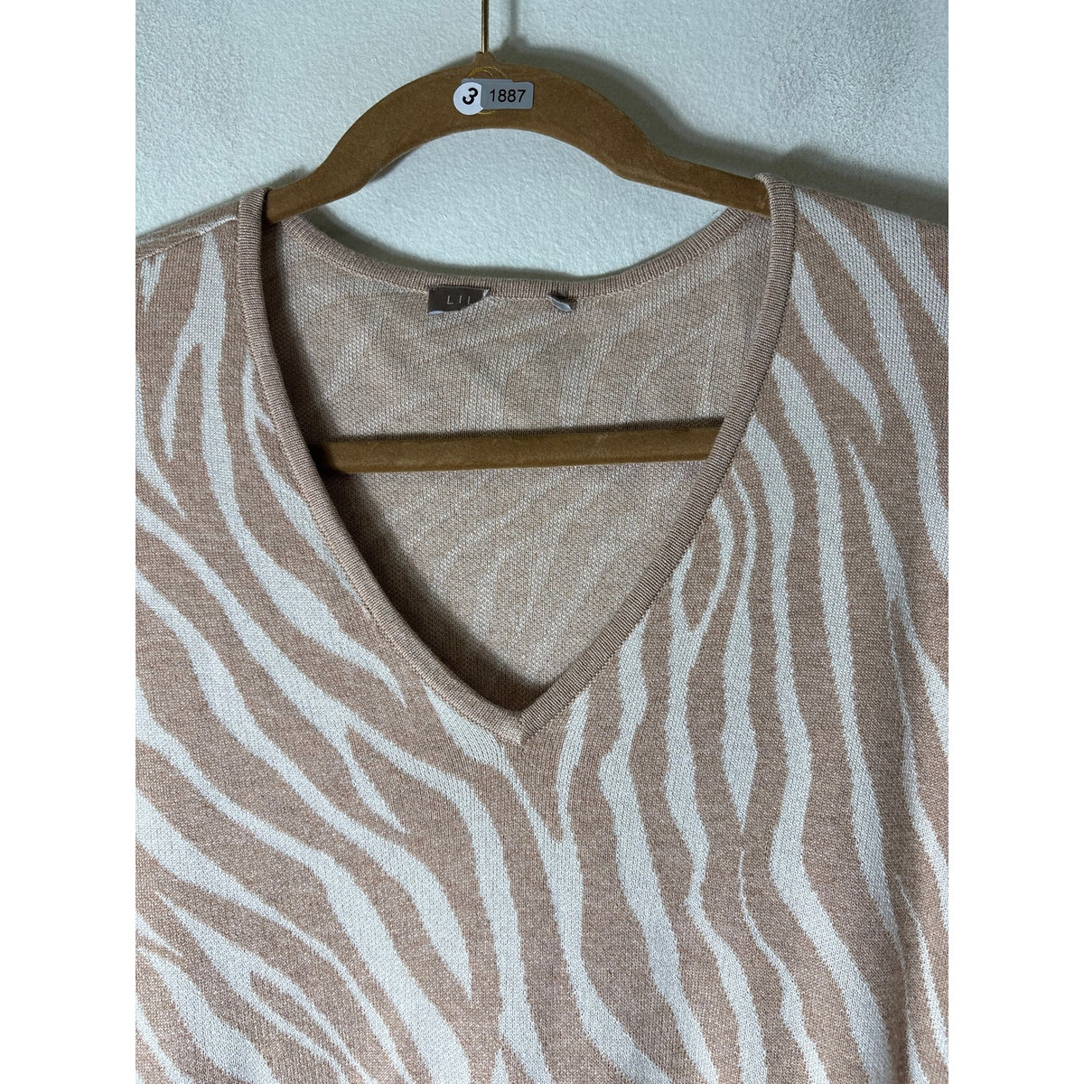 Lilla P Off White/Tan Long Sleeve V-Neck Sweater Sz M