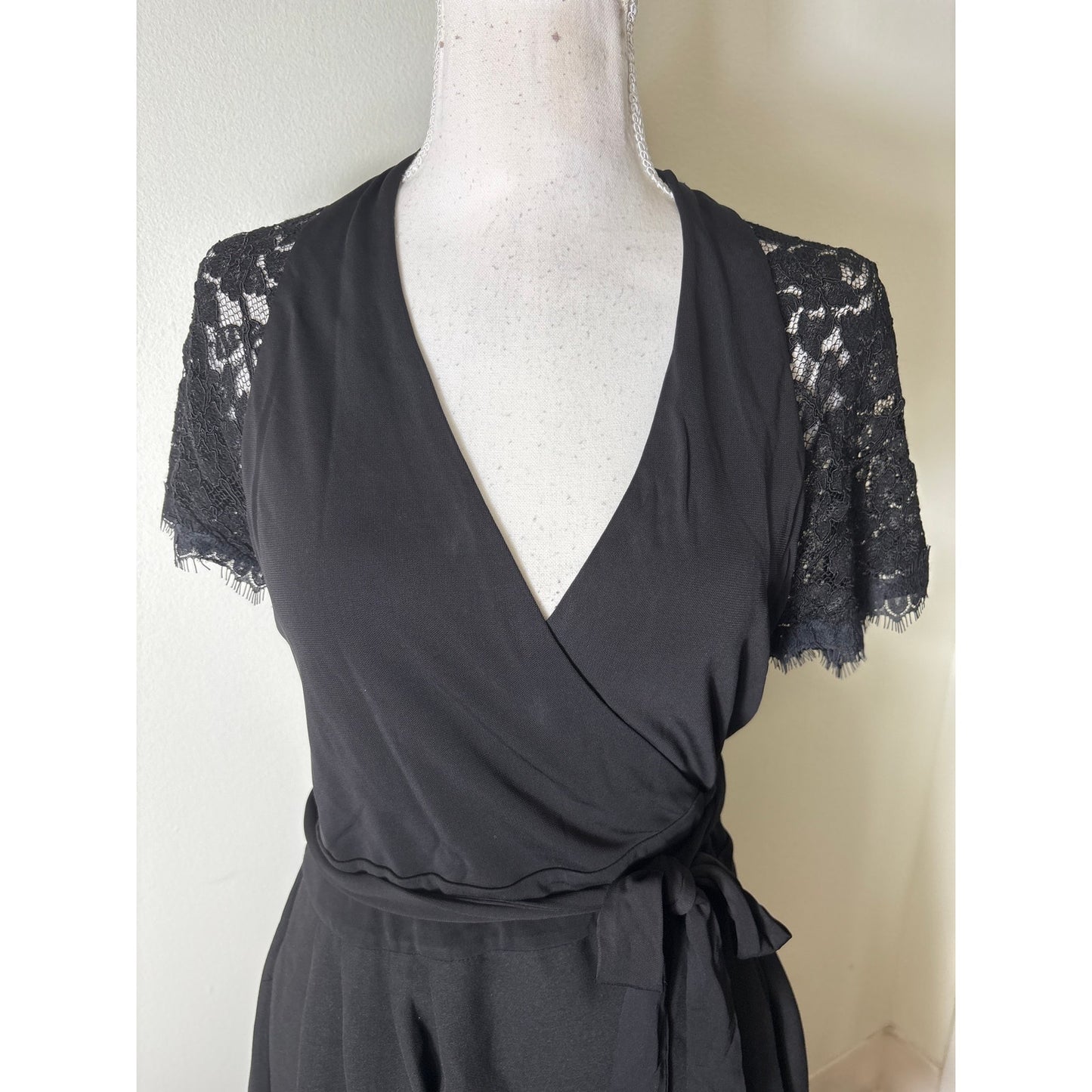 Diane VonFurstenberg Black With Lace Short Sleeve Wrap Dress Sz 8