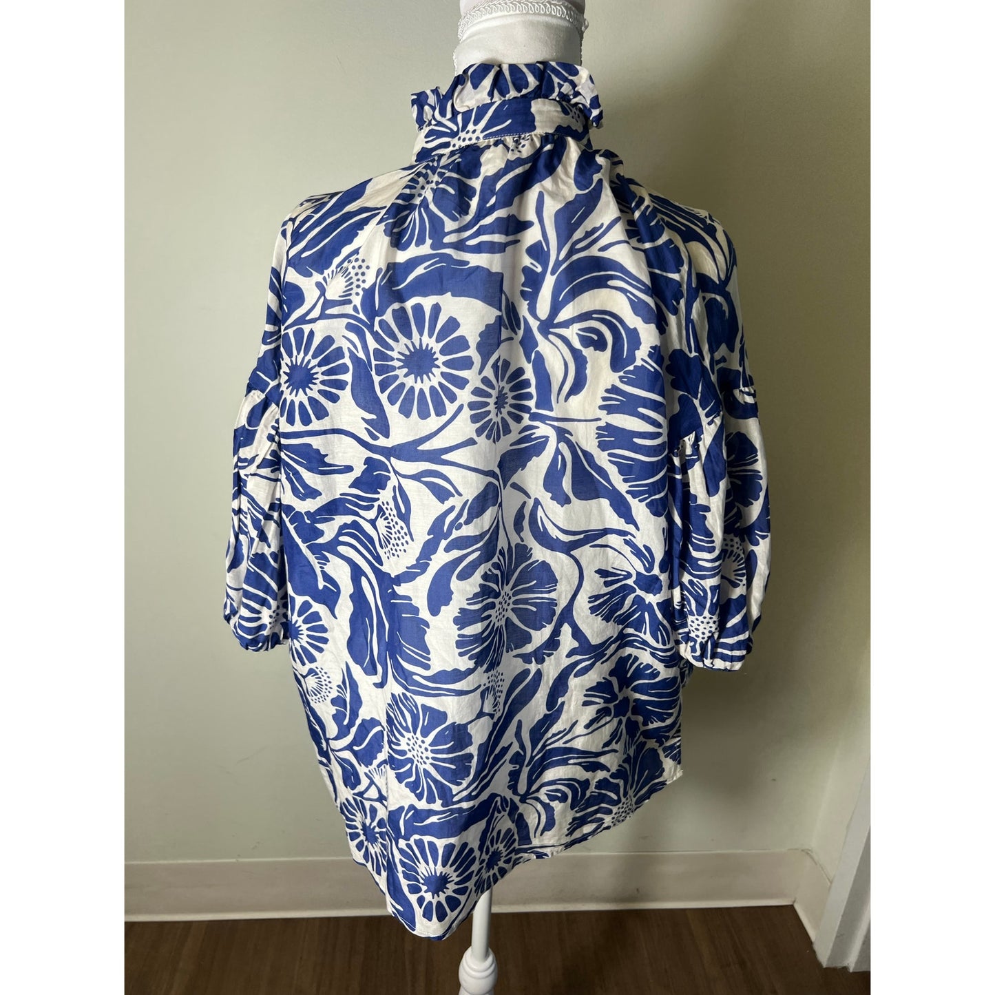 Psophia Blue and White Floral Short Puff Sleeve Button Up Top Sz S