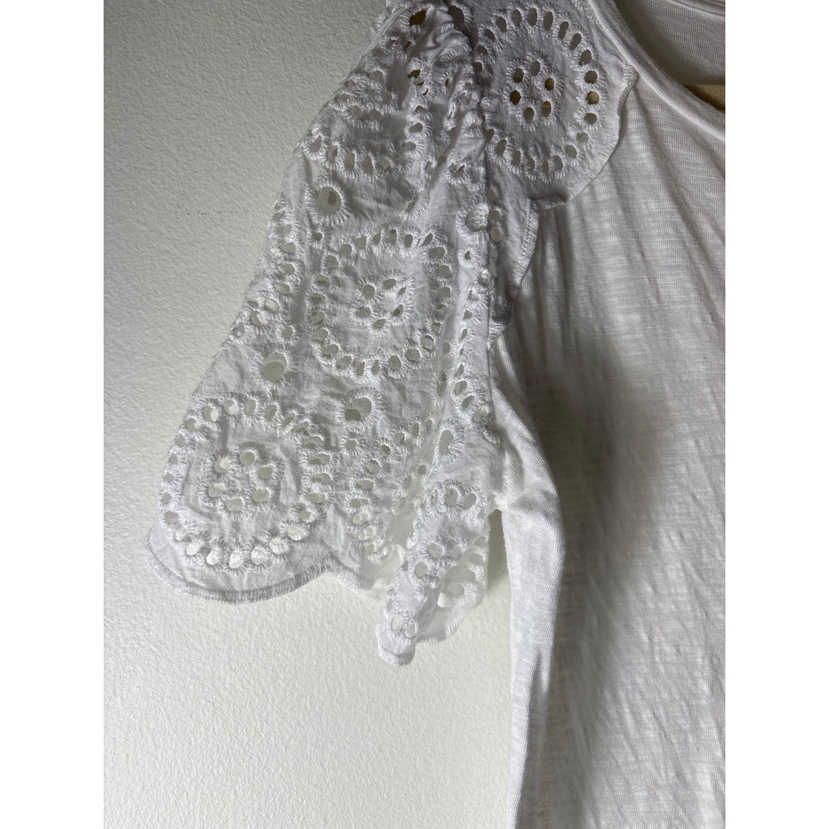 Tahari White Eyelet Flutter Sleeve Tee Sz M