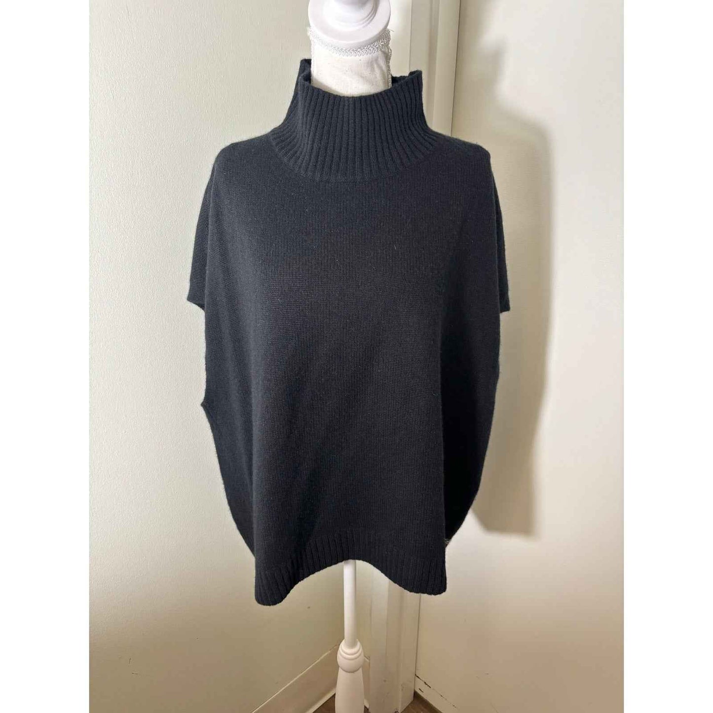 Lisa Todd Black Cashmere Sleeveless Turtle Neck Sz L