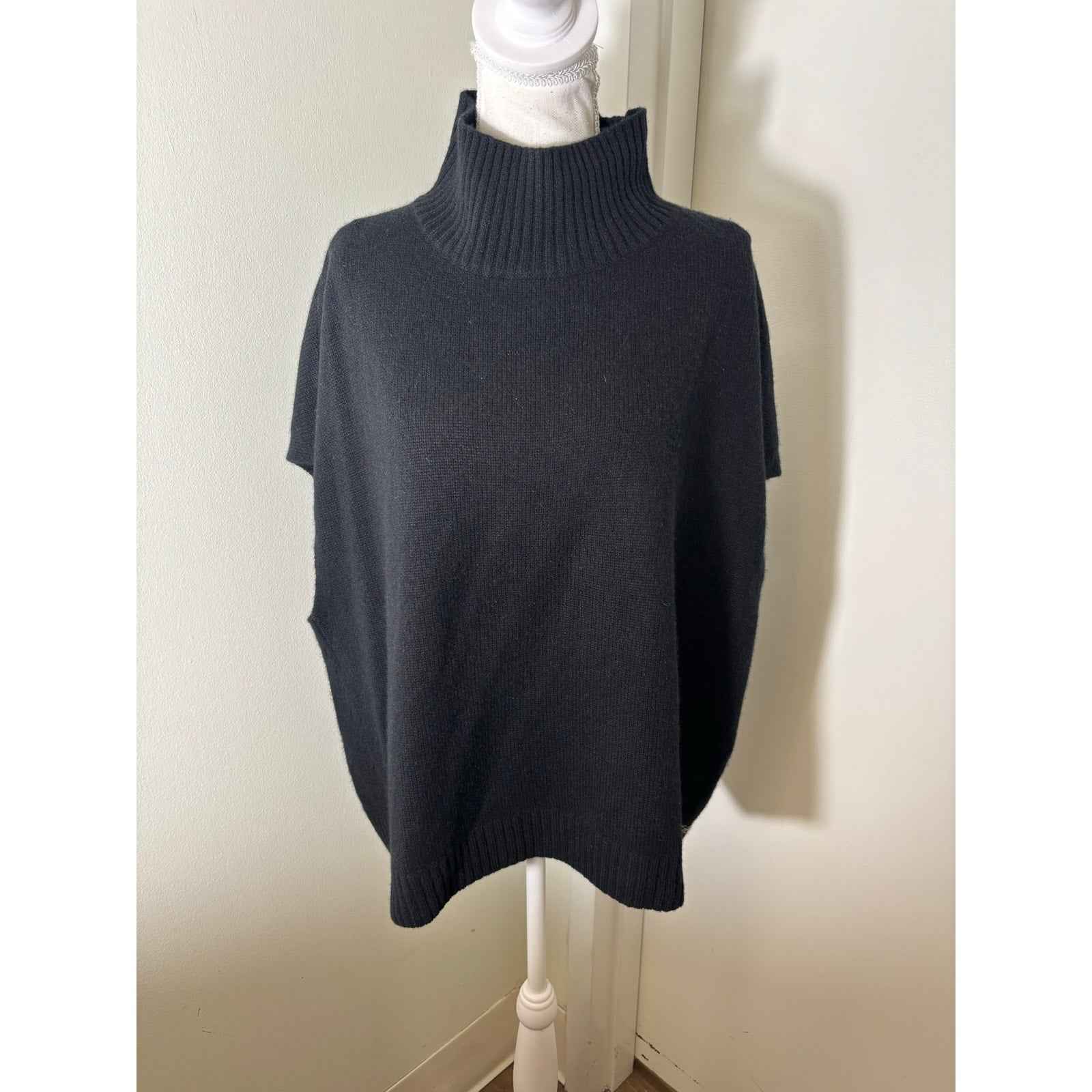 Lisa Todd Black Cashmere Sleeveless Turtle Neck Sz L
