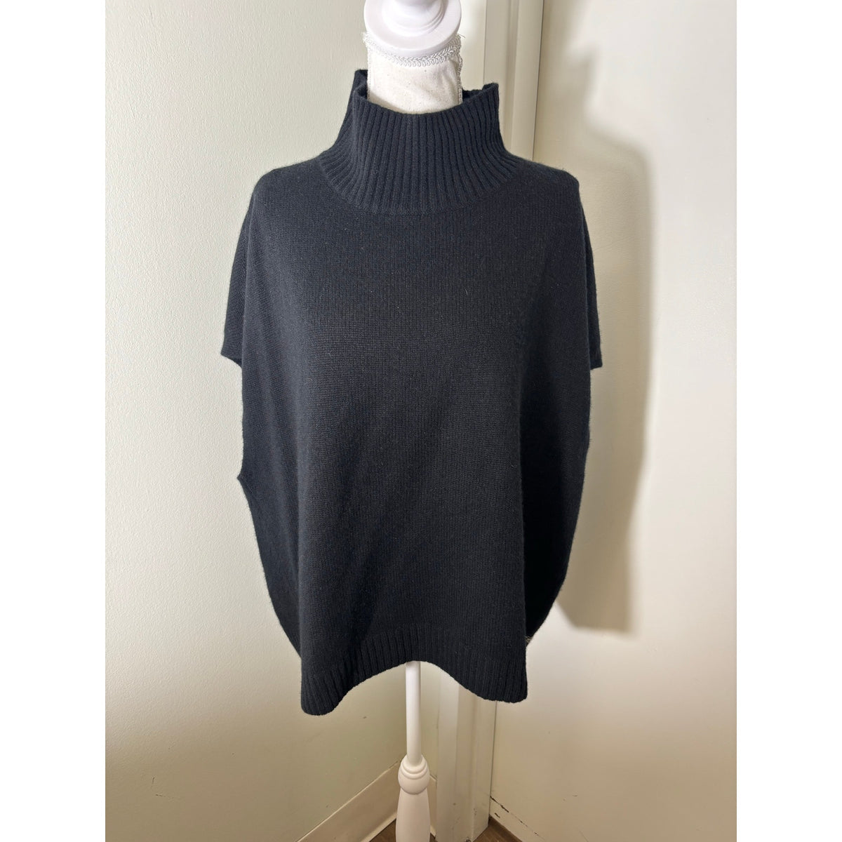 Lisa Todd Black Cashmere Sleeveless Turtle Neck Sz L