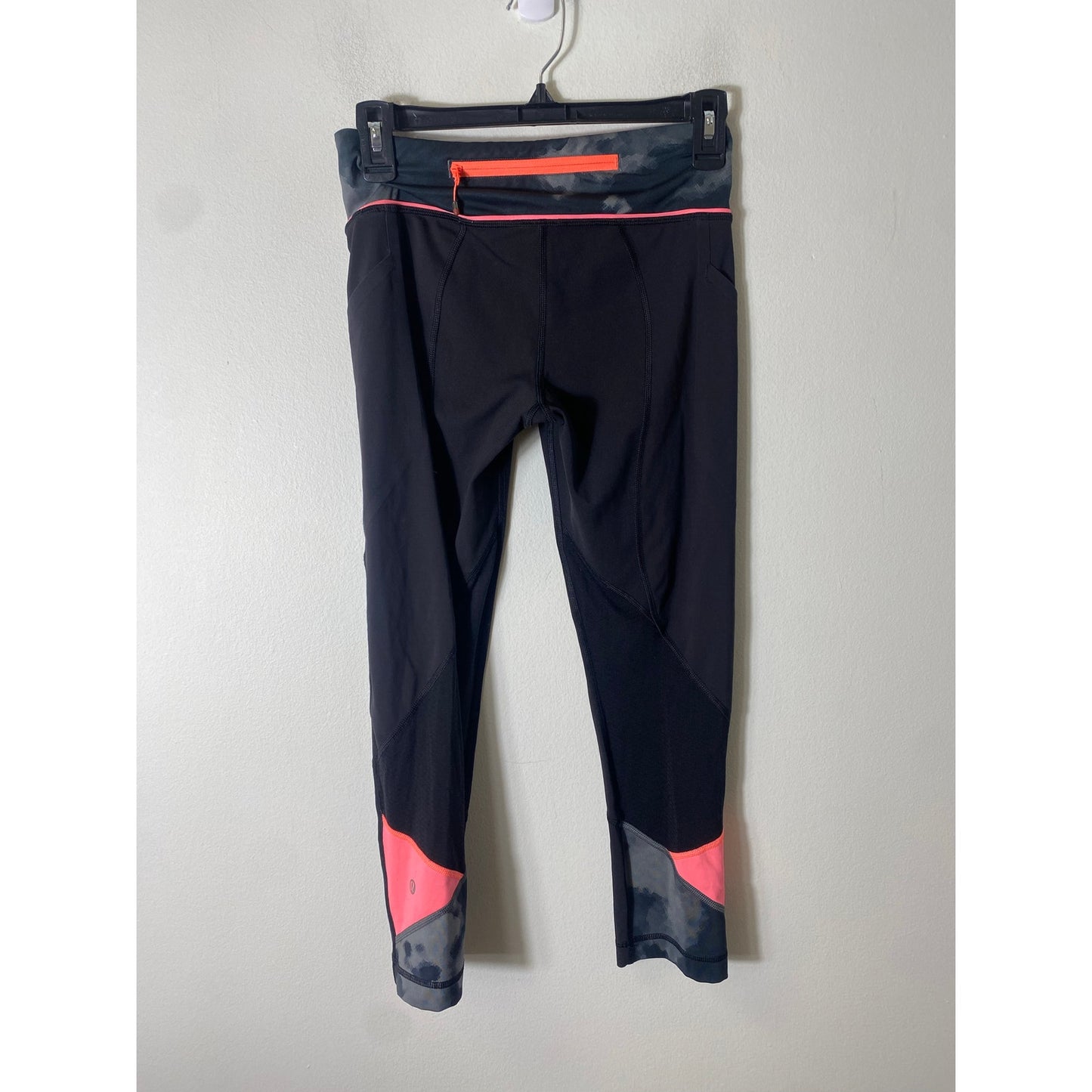 Lulu Lemon Black Leggings w Peach Accents at waist and lower calf. Sz 4