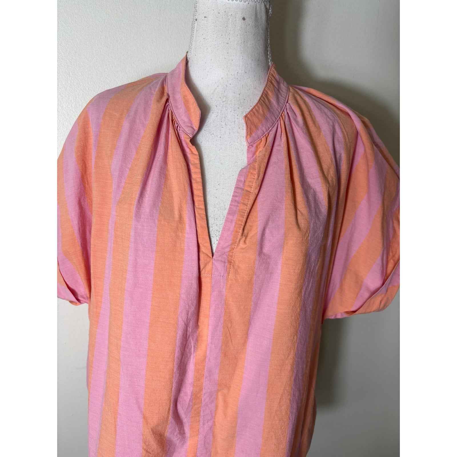 Finley Orange and Pink V Neck Short Sleeve Shirt Sz M