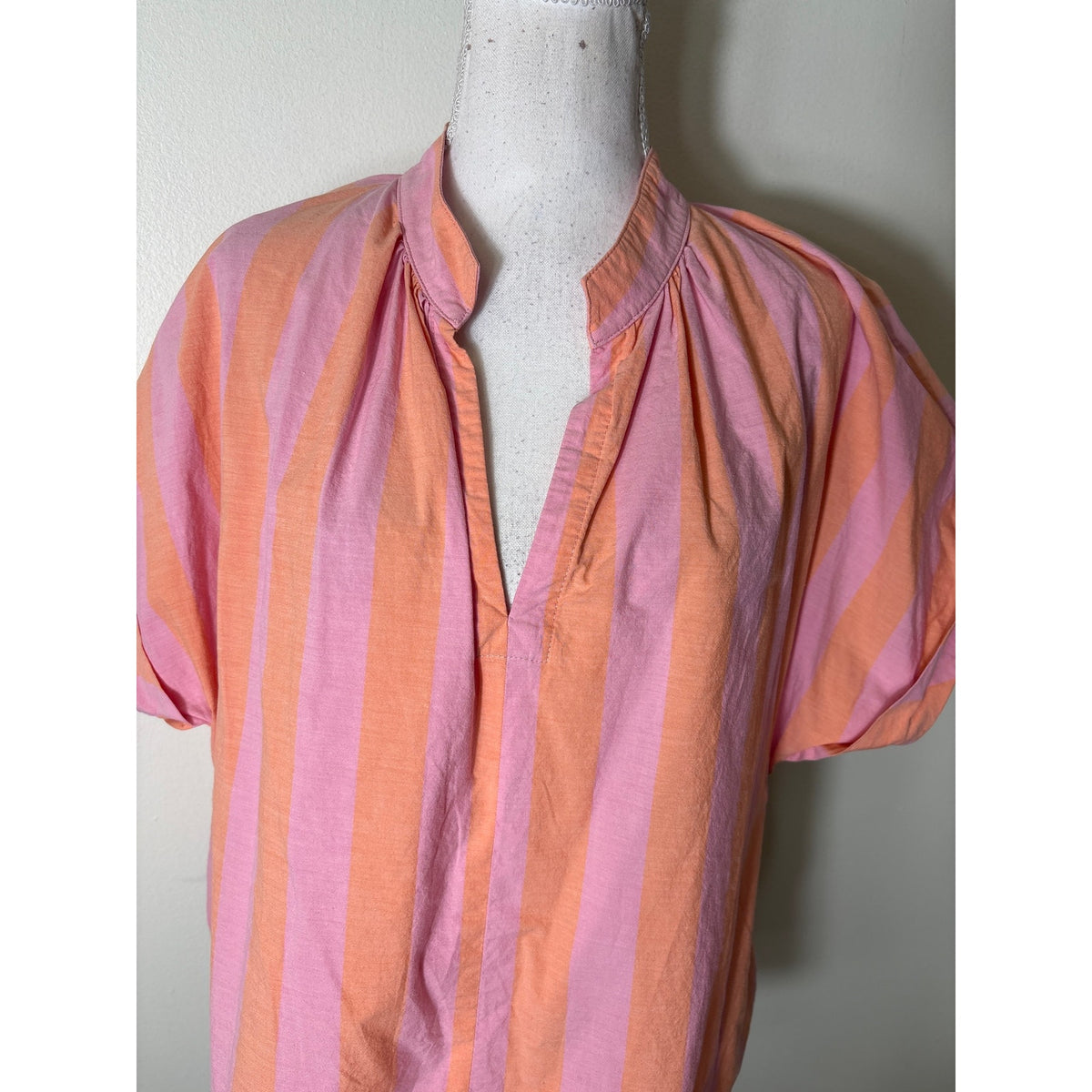 Finley Orange and Pink V Neck Short Sleeve Shirt Sz M