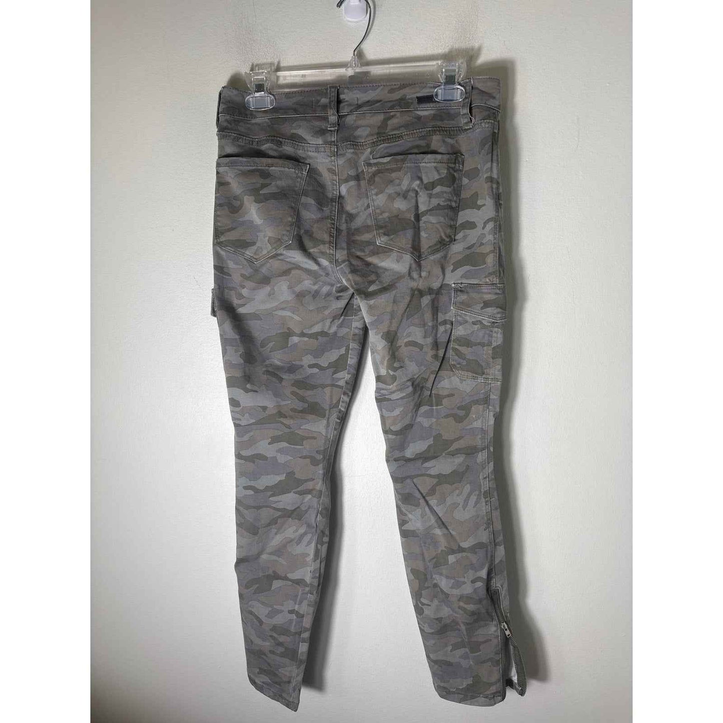 Level 99 Camo Cargo Style Jeans Sz 27