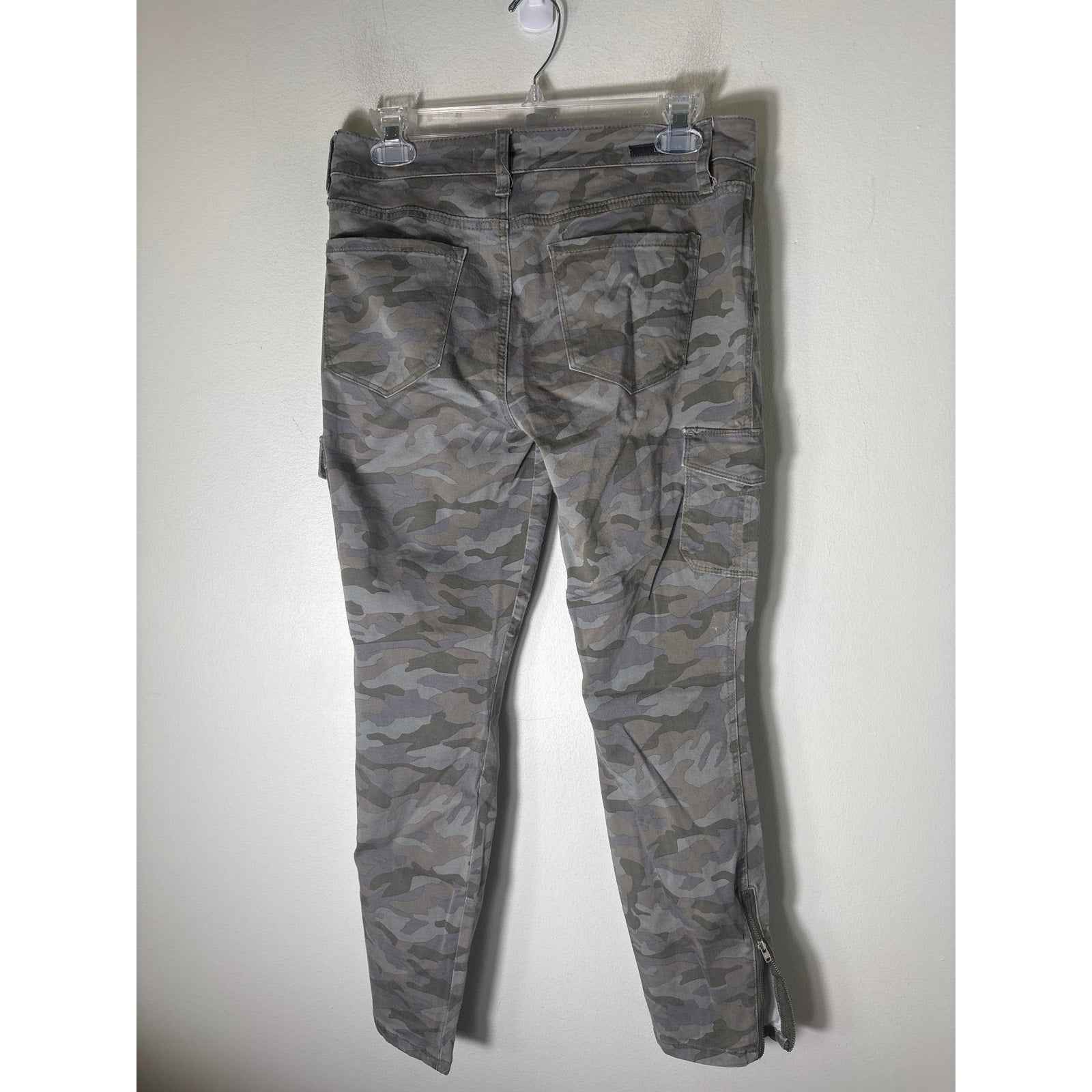 Level 99 Camo Cargo Style Jeans Sz 27