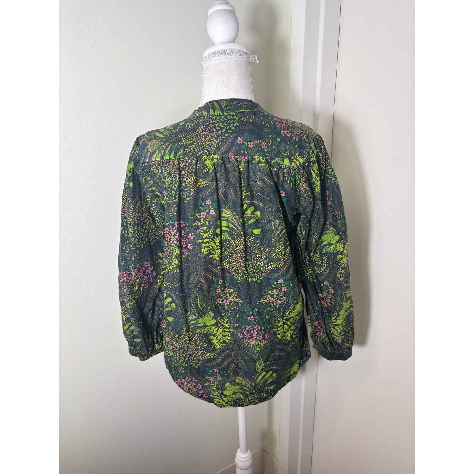Trovata Birds of Paradise Green Floral Long Sleeve V-Neck Shirt Sz XS