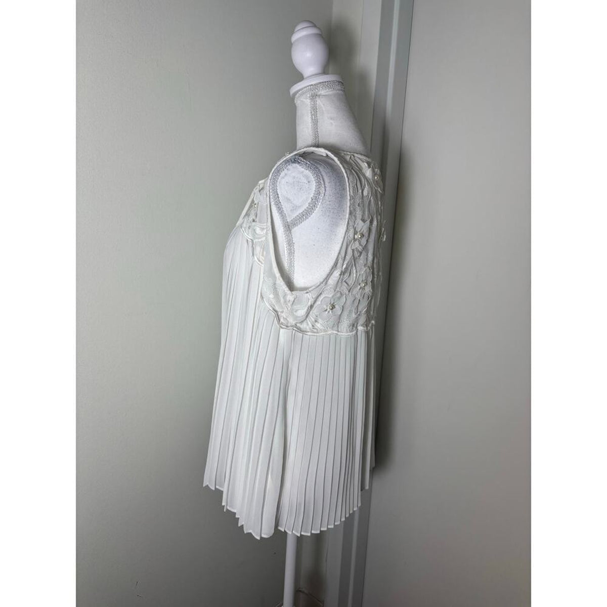 Alice and Olivia White Sleeveless Beaded Pleated Top M