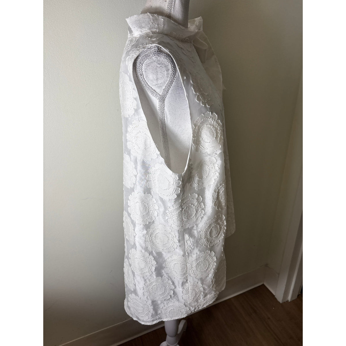 Pearl by Lela Rose White Applique Mock Neck Sleeveless Top Sz L