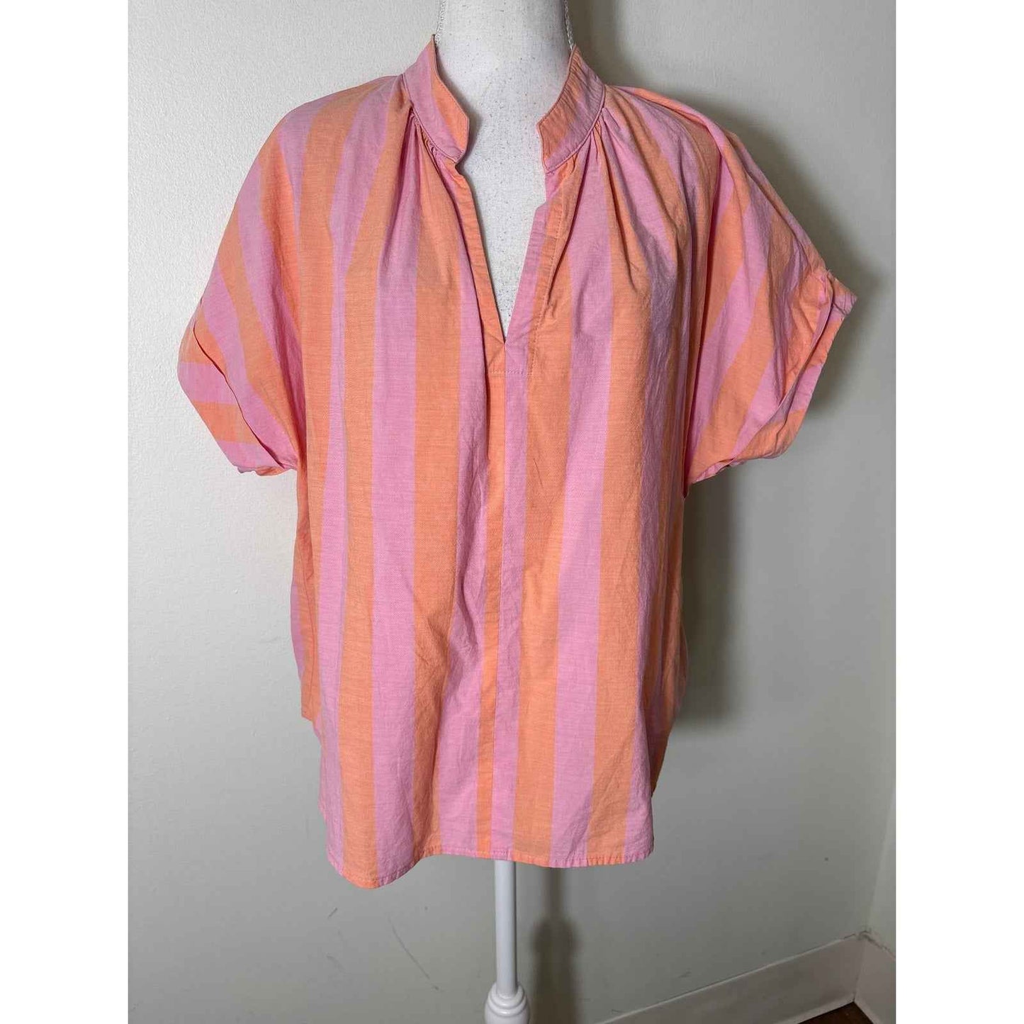 Finley Orange and Pink V Neck Short Sleeve Shirt Sz M