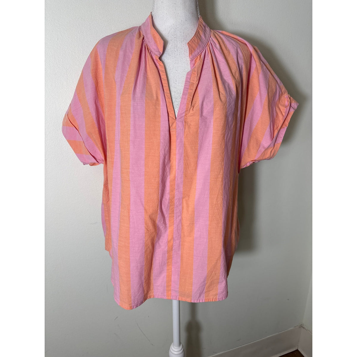 Finley Orange and Pink V Neck Short Sleeve Shirt Sz M