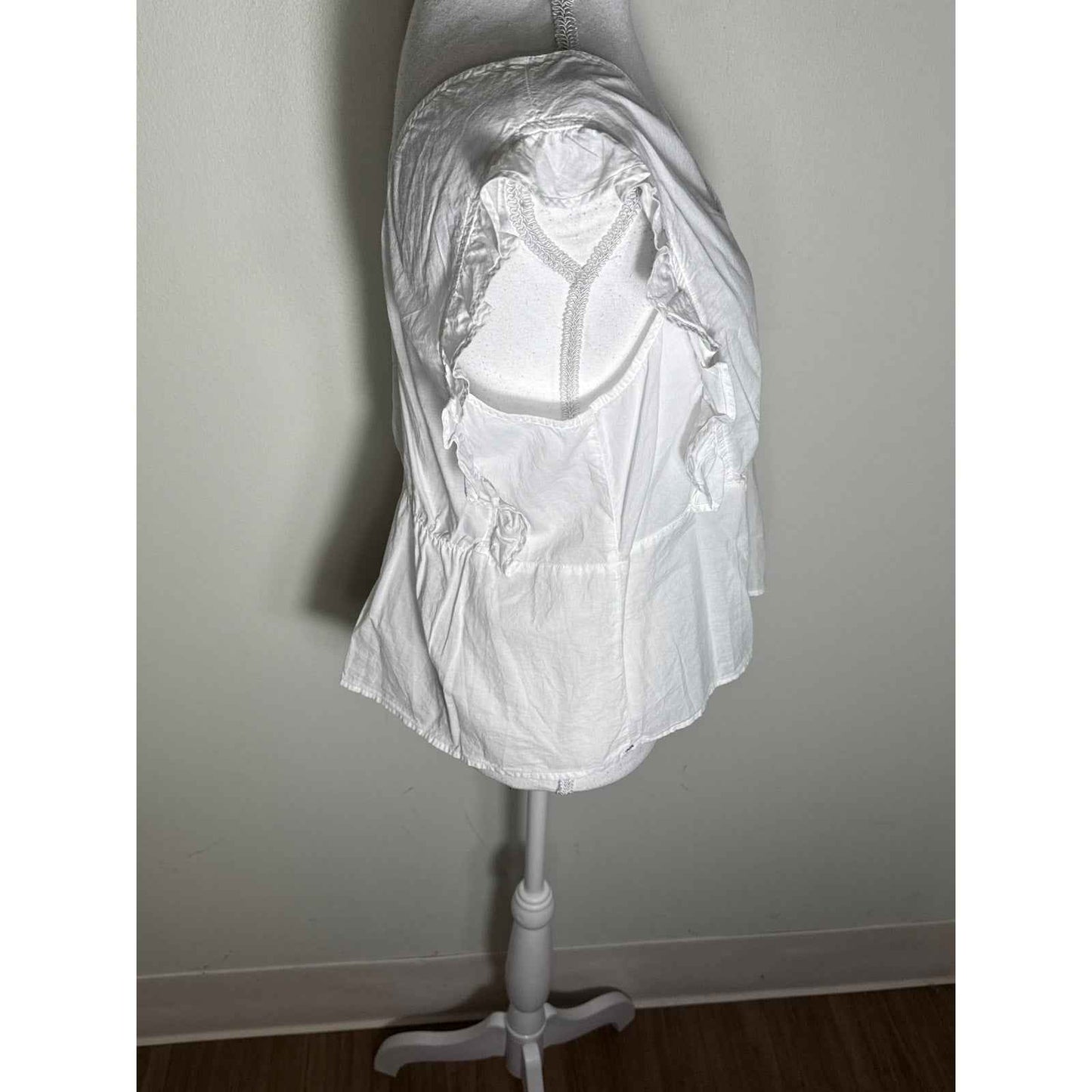 NWT Xirena White Cotton V Neck Top sz M