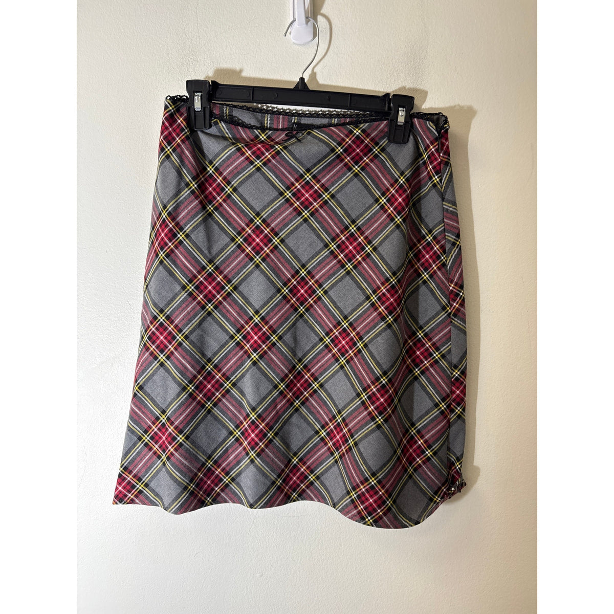 MNG (Mango) Gray and Red Plaid Knee Length Skirt Sz 6