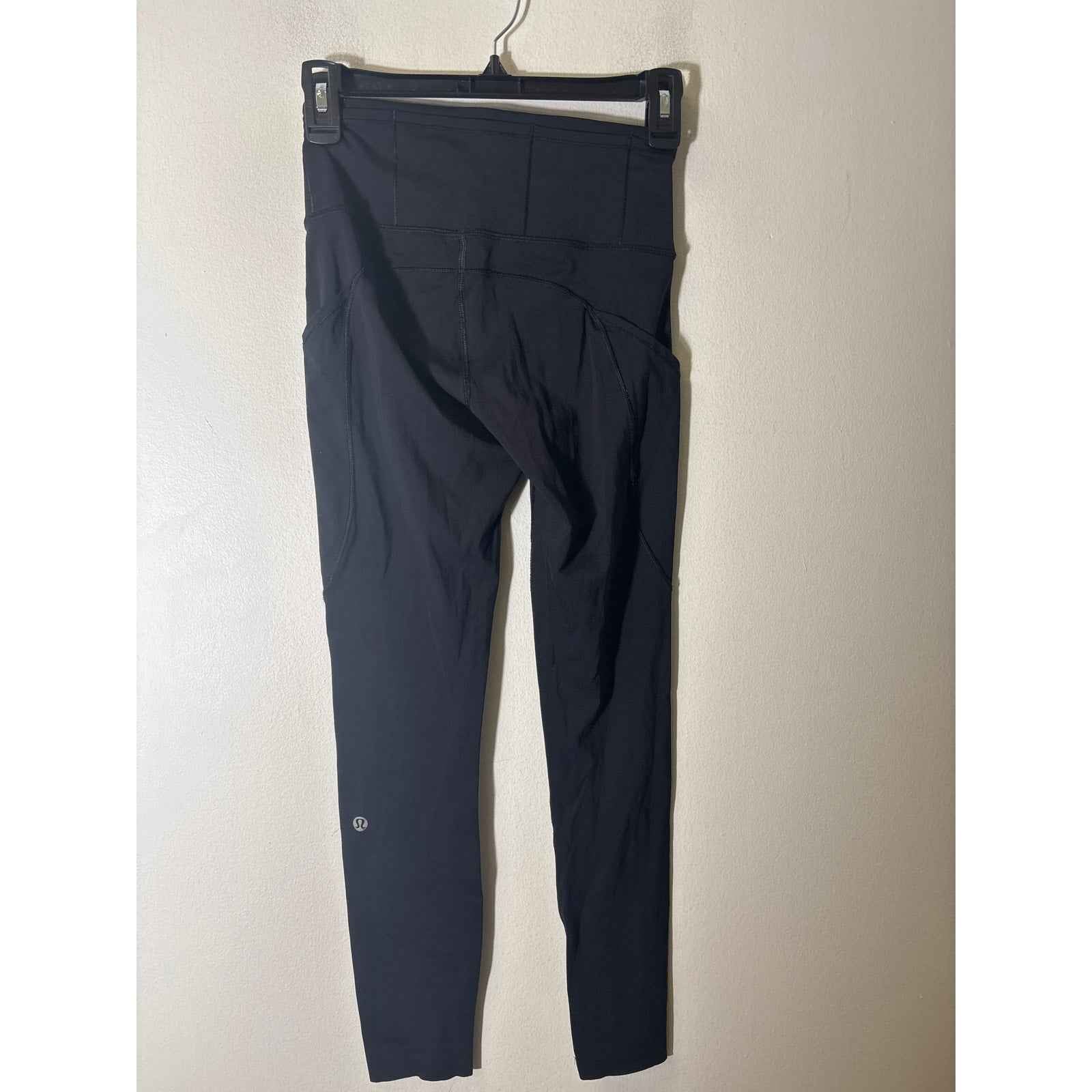 Lululemon Black Athletic Ankle Leggings has Phone Pocket Sz 4