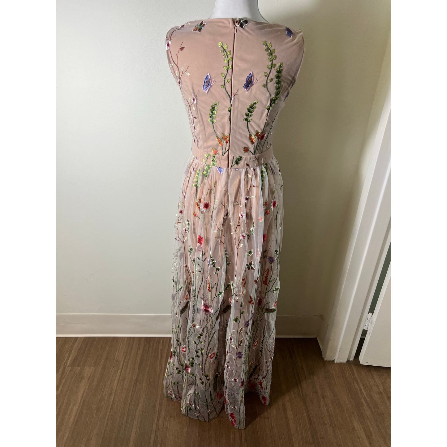Choklate Paris Nude Toned Embroidered Floral Long Sleeveless V Neck Gown Sz 2